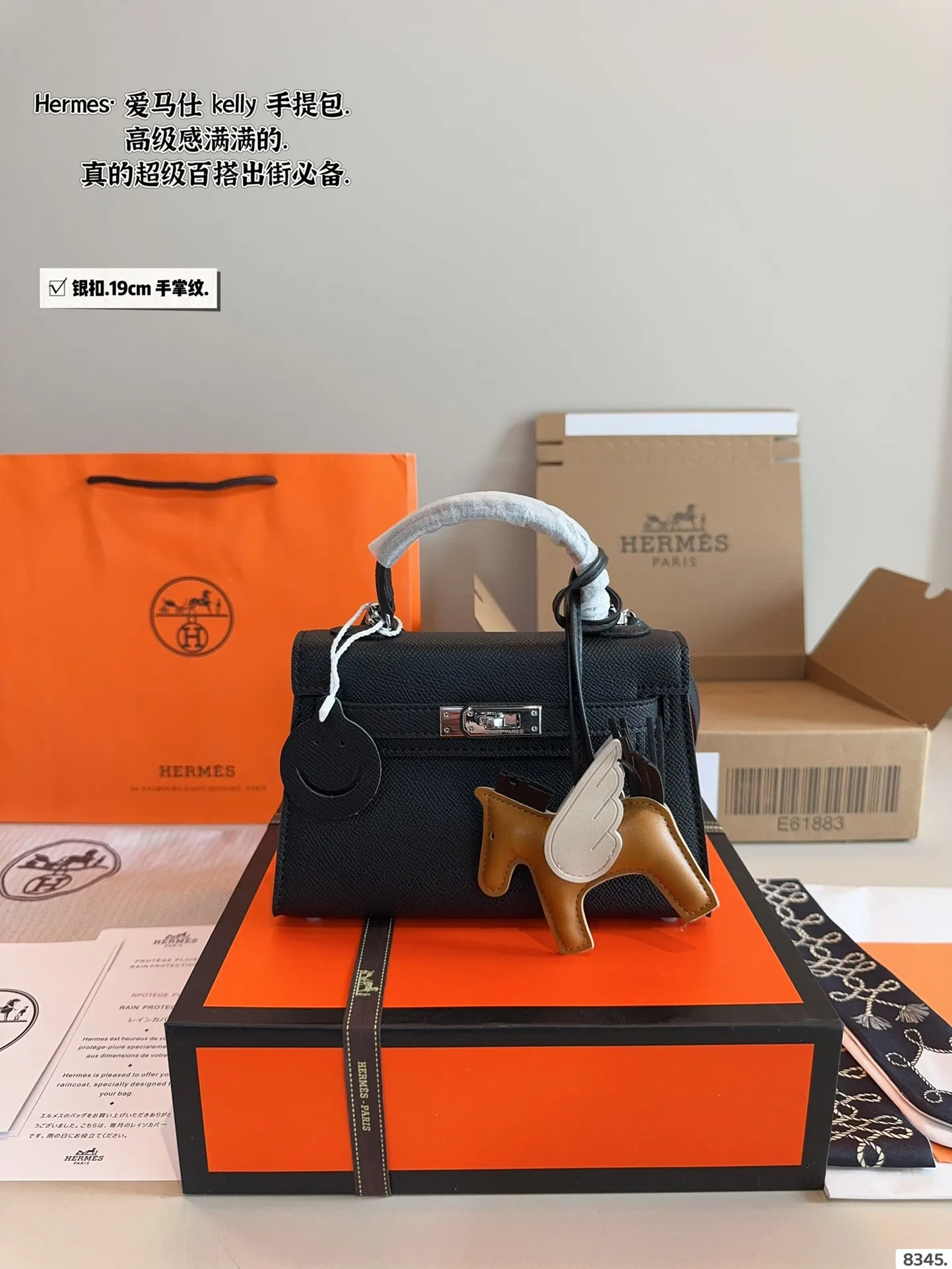 p175配礼盒🎁. 爱马仕 凯莉 kelly 二代 真的太香了 属于日常休闲跟 女人味都可以驾驭的那种 自己搭配了肩带 平时带 娃也可以解放双手 跟朋友下午茶手提更有feel哦 除了随身携带的化妆品 还有再放一个手机尺寸:19*6*12cm