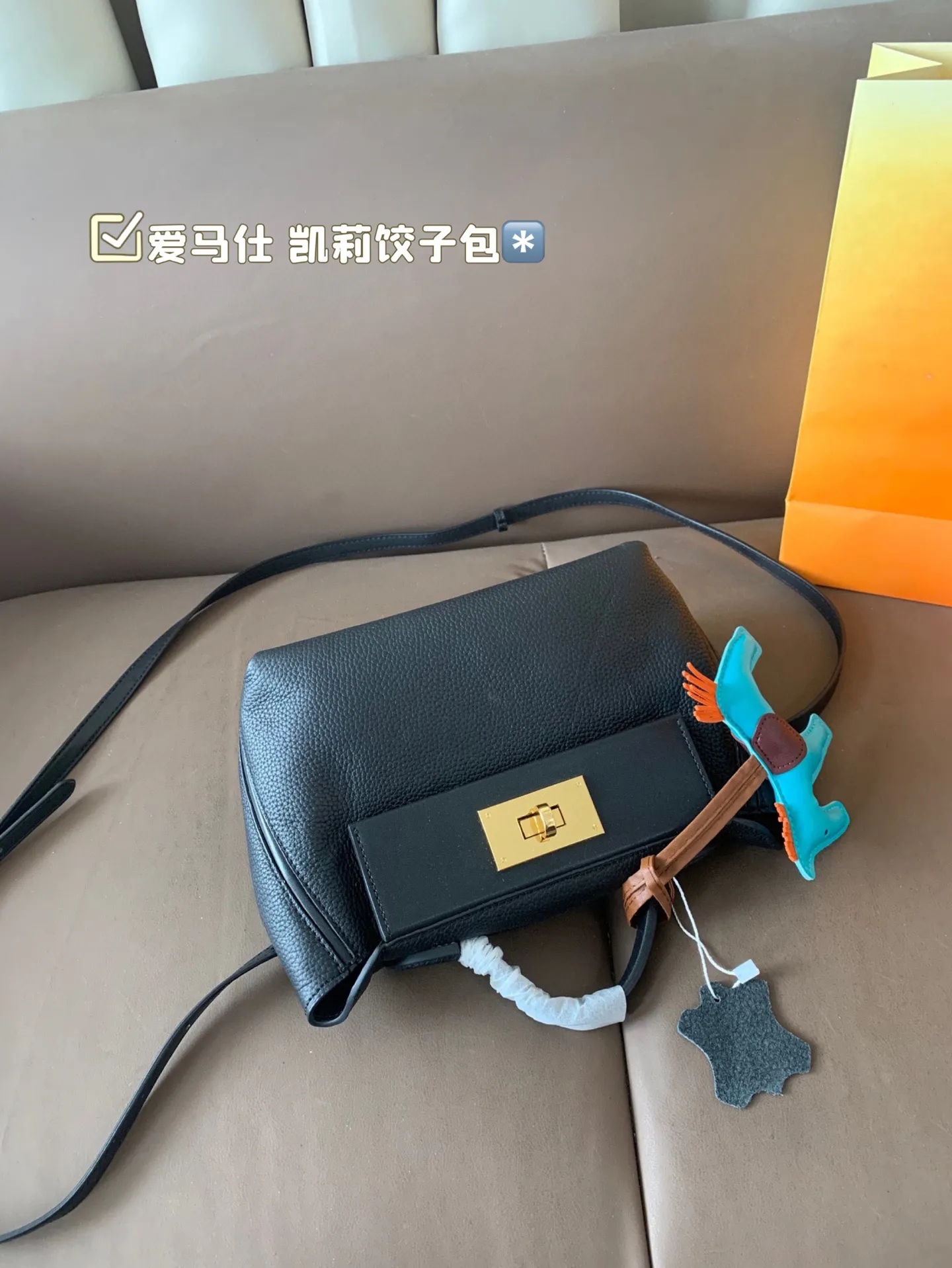 P255 纯皮 爱马仕 凯莉饺子包 材质进口,喜欢这个款式的美妞们，必须拿下啦，原版开模定制出货，五金带logo 对版纹路开料制作，名媛优雅高贵 尺寸：21*16