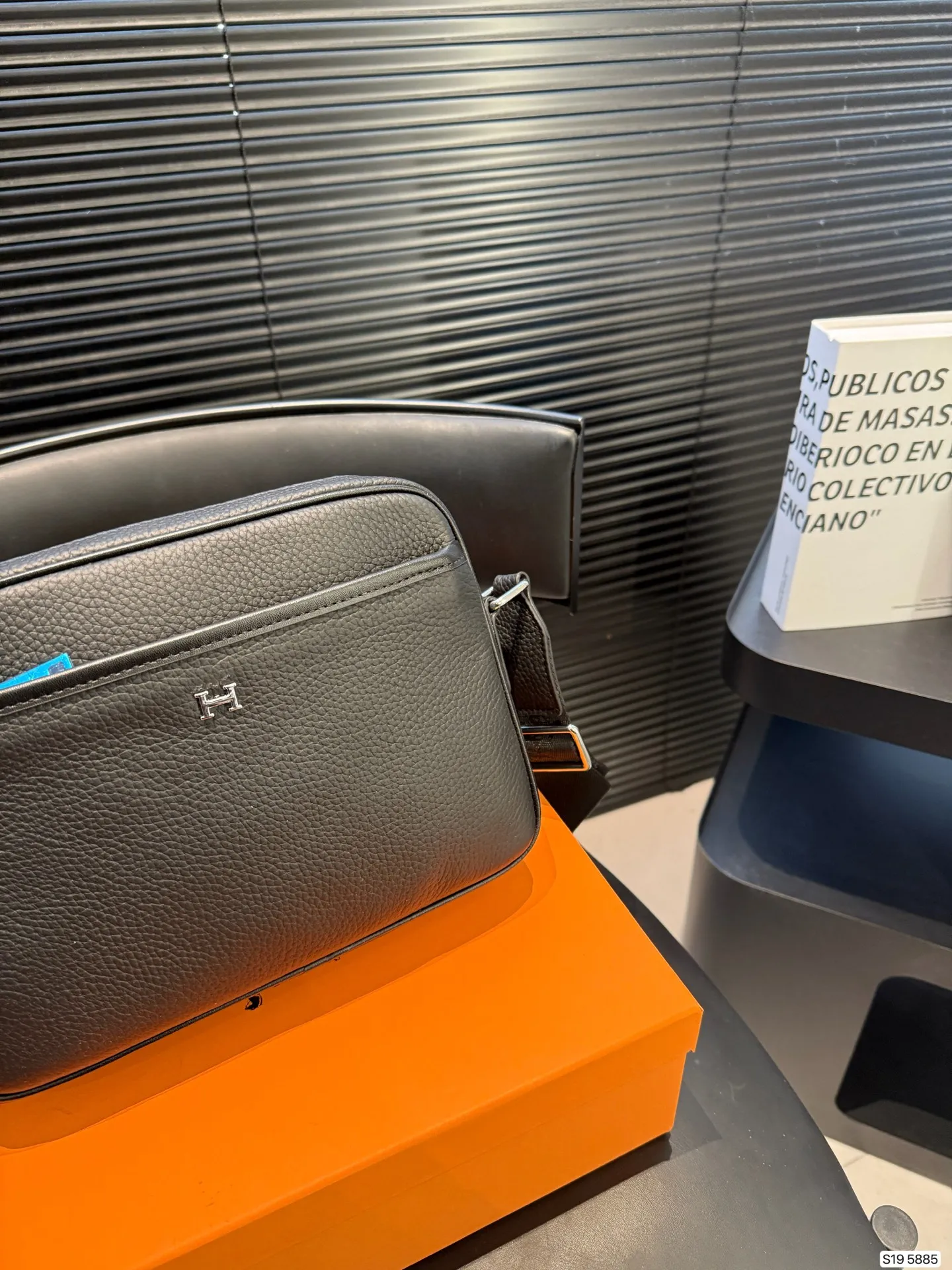 P145 配盒子爱马仕纯皮新款男士相机包，很酷的男包来喽看起来十分时尚且年轻。斜挎也不显大当收纳空间真心不错，拿取东西时十分方便当肩带可以自由调节长度，任何身高都没问题 尺寸25 18货号5885