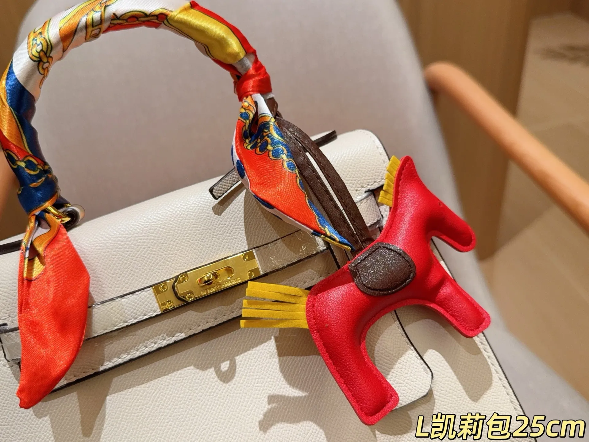💰135 配送丝巾➕小马挂件 ⚠️配送颜色随机不支持挑选 爱马仕Hermes Kelly凯丽凯莉包 尺寸25cm 礼盒包装🎁