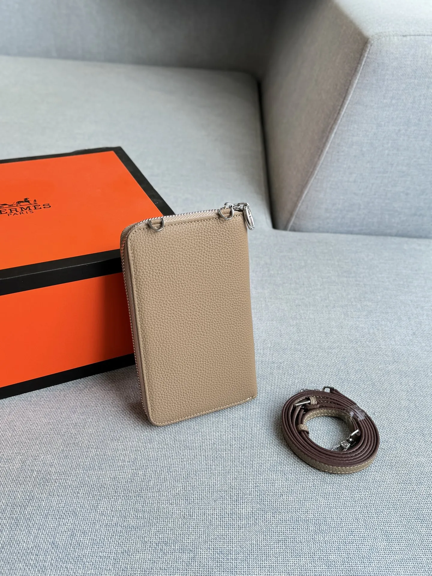 💰135 全套礼盒 size：11&times;18 HERMES爱马仕 手机包 单肩包 黑色牛皮质感超好，日常通勤、约会都合适。 字母元素设计有点小心机，百搭不挑人。 出门随手一拿往身上 一背，优雅感随之即来！
