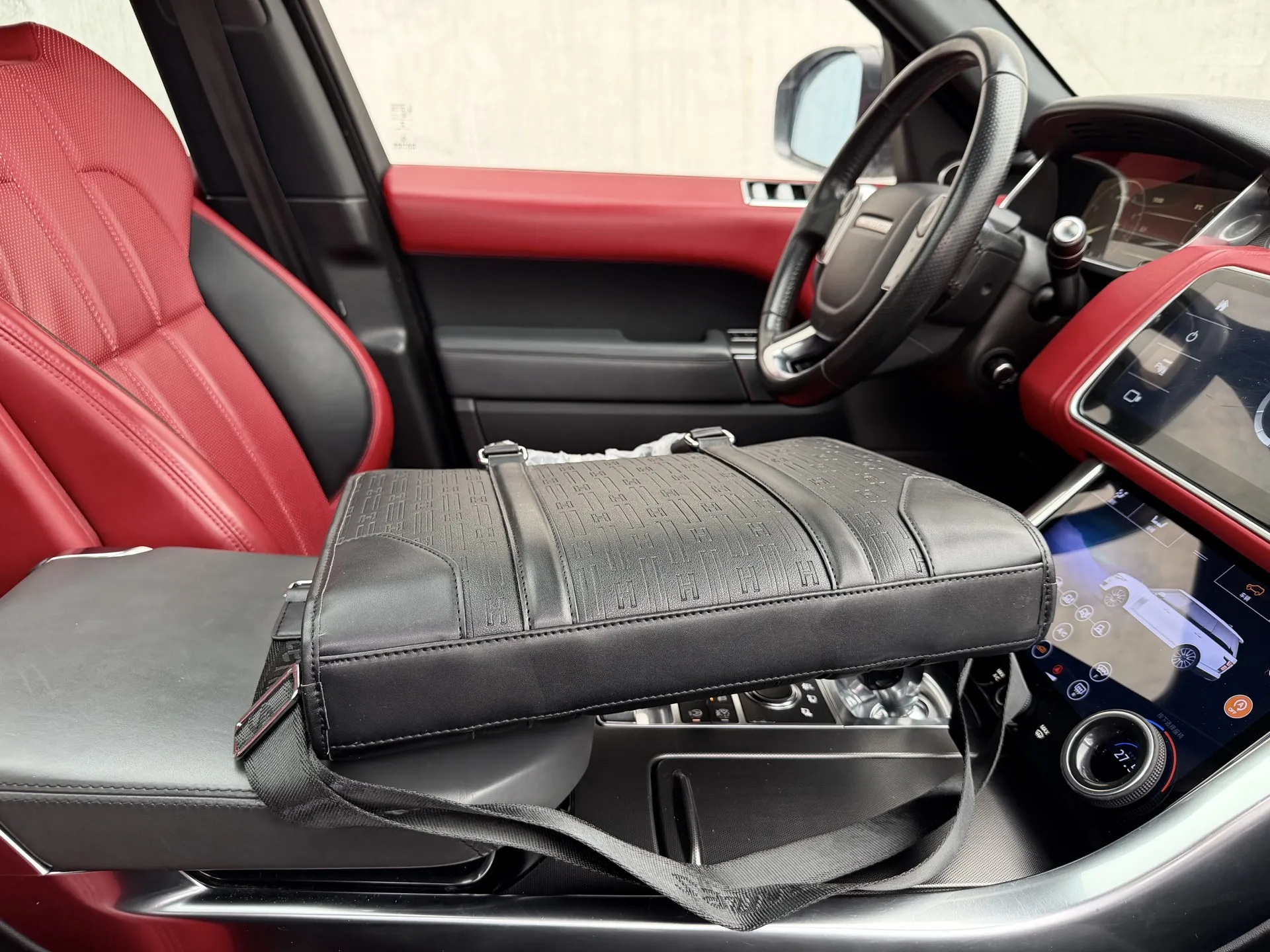 p155 📷高端货‼️ &ldquo; HERMES &rdquo;爱马仕公文包💼 爱马仕男士公文斜挎手提包 顶级进口原厂面料🐂高清五金logo标志、专用里内里。电脑隔层，拉链暗袋。顺滑拉链、油边超平滑、可单肩斜挎背！做工精致每个细节到位！职业男人必备款。规格：36x29.5x6.5cm