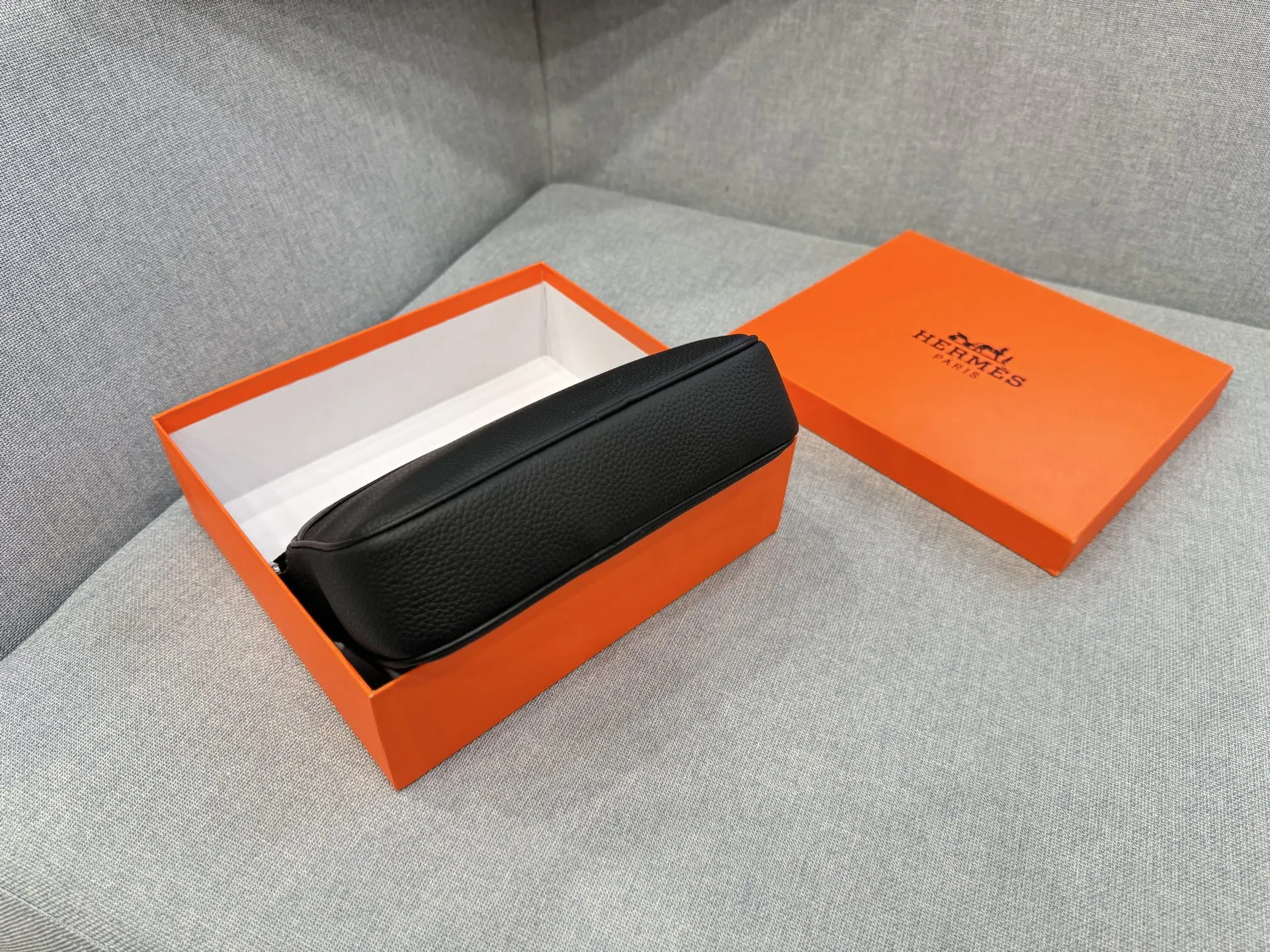 💰145 天地盖 size：24&times;17 HERMES爱马仕 相机包 单肩包 斜挎包 相机包简直是宝藏单品🎁！容量超可，手机、粉饼、钥匙啥的轻松装下，实用性💯。背法还超多，单肩、斜挎、手提随意切换。特别是斜挎，时髦又利落，配牛仔裤 T 恤休闲，搭连衣裙优雅，怎么搭都好看，出街回头率爆表👀