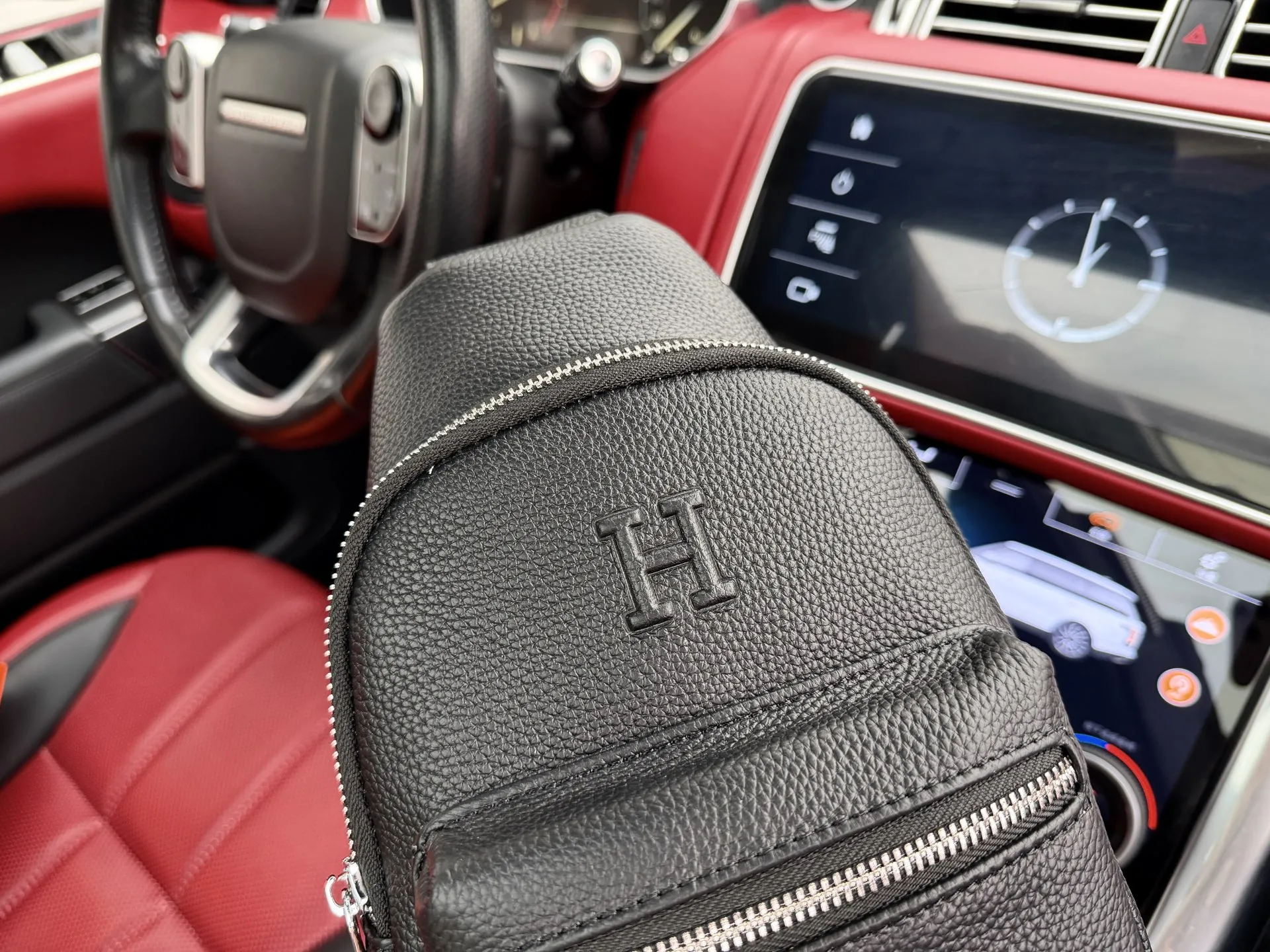 p125 📷高端货‼️ 新款 &ldquo; HERMES &rdquo;爱马仕胸包💼 爱马仕单肩包斜挎包 印花图案 皮革 单肩胸包斜挎包 男款 黑色 智能肩带设计，适合左肩或右肩背携。改善背携舒适度的造型设计；双拉链开合设计，确保贵重物品安放无虞 高清五金logo标志、专用里内里。顺滑拉链、油边平滑、做工精致每个细节到位！W潮男必备款 规格：18x37x5cm。配折叠礼盒🎁