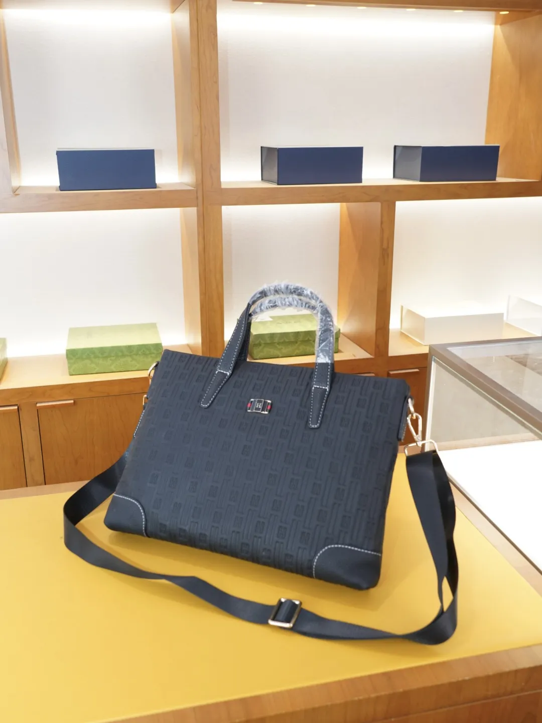 P155 🇫🇷 Hermes 爱马仕 官网同步 高版本 手提斜挎背包 永恒不过时的标志性产品 纯原单小牛皮 顶级五金制作 非市面普通版本 贸易公司订单货 今年最爱的款式 全部实拍 实用性非常高 完全不用担心穿搭【规格：38x28x5】