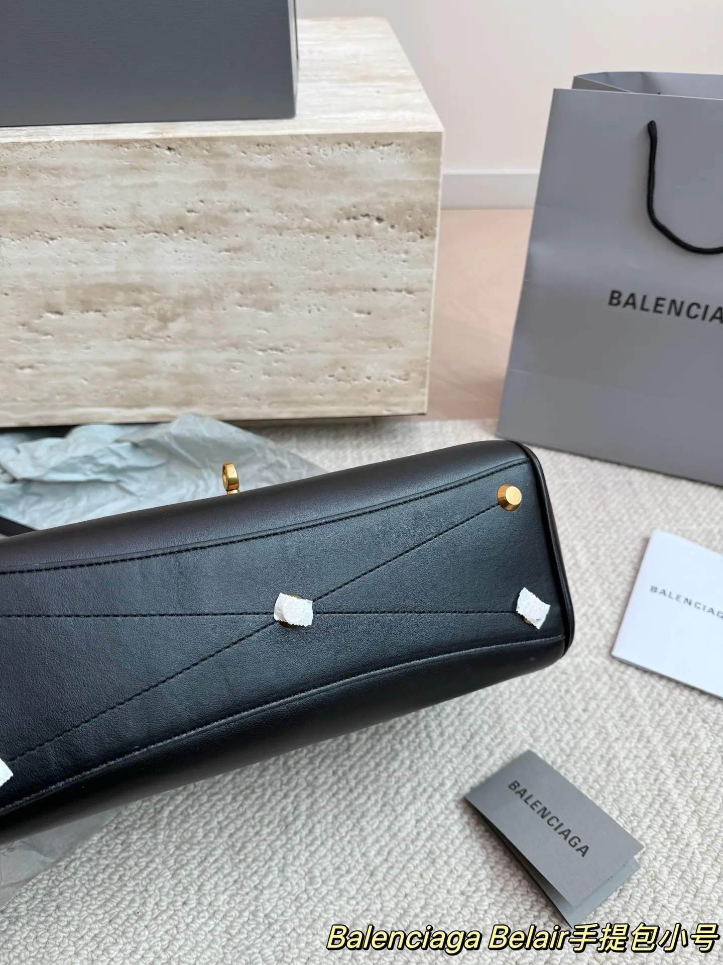 P300小号 卡戴珊look|巴黎世家 甲甲卡戴珊(Kim Kardashian)套装巴黎世家家的 (铂金包Balenciaga belair)黑色机车过膝靴穿出了卡戴珊的霸气. 。。今年巴黎世家的包把爱马仕玩的淋漓尽先是kelly redeo,又是birkin的belair。光价格没比爱 马仕便宜哦,真是又爱又恨的。尺寸 31.22