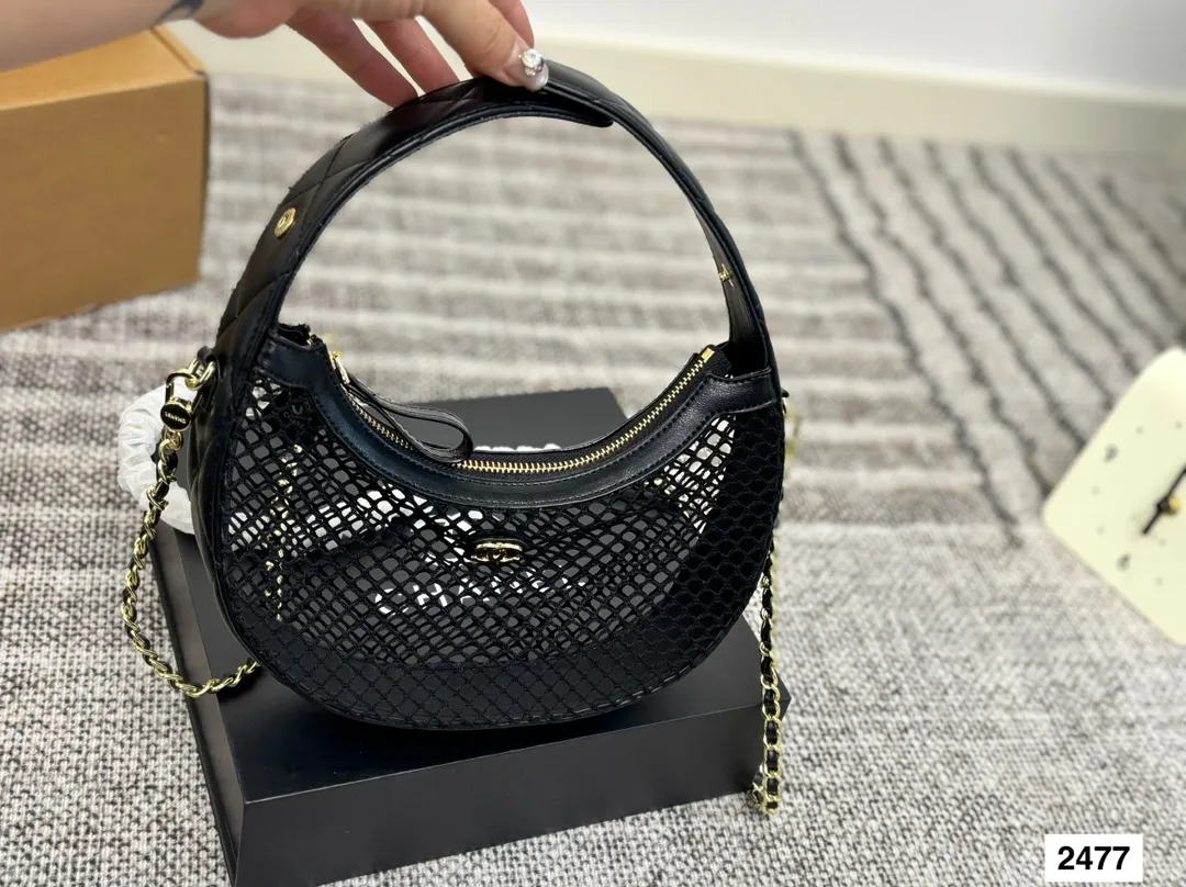 P125 配折叠盒子 CHANEL25s 香奈儿镂空网纱月亮包火爆全场的一款夏季新款 之前看秀就觉得很可爱的网兜包果然没有翻车 超级可爱 尺寸：24 13