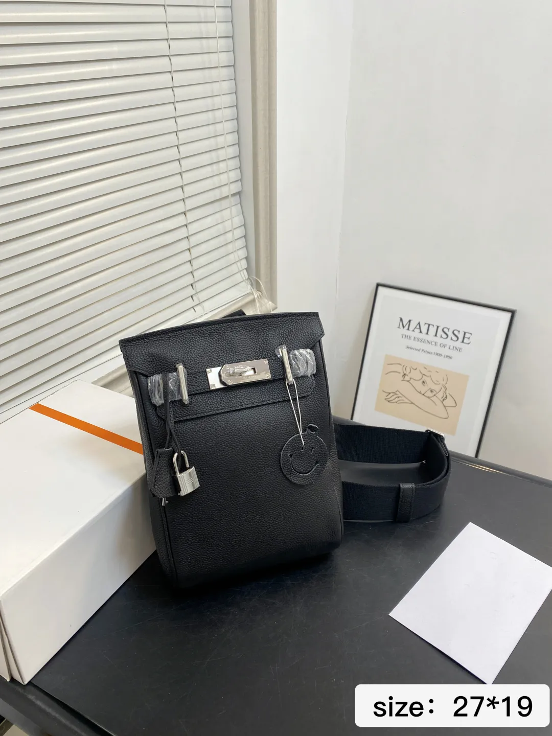 🅿️💰265 无盒 尺寸27*19 爱马仕单肩包很酷的男包来喽看起来十分时尚且年轻 斜挎也不显大当收纳空间真心不错,拿取东西时十分方便当肩带可以自由调节长度,任何身高都没问题 6779