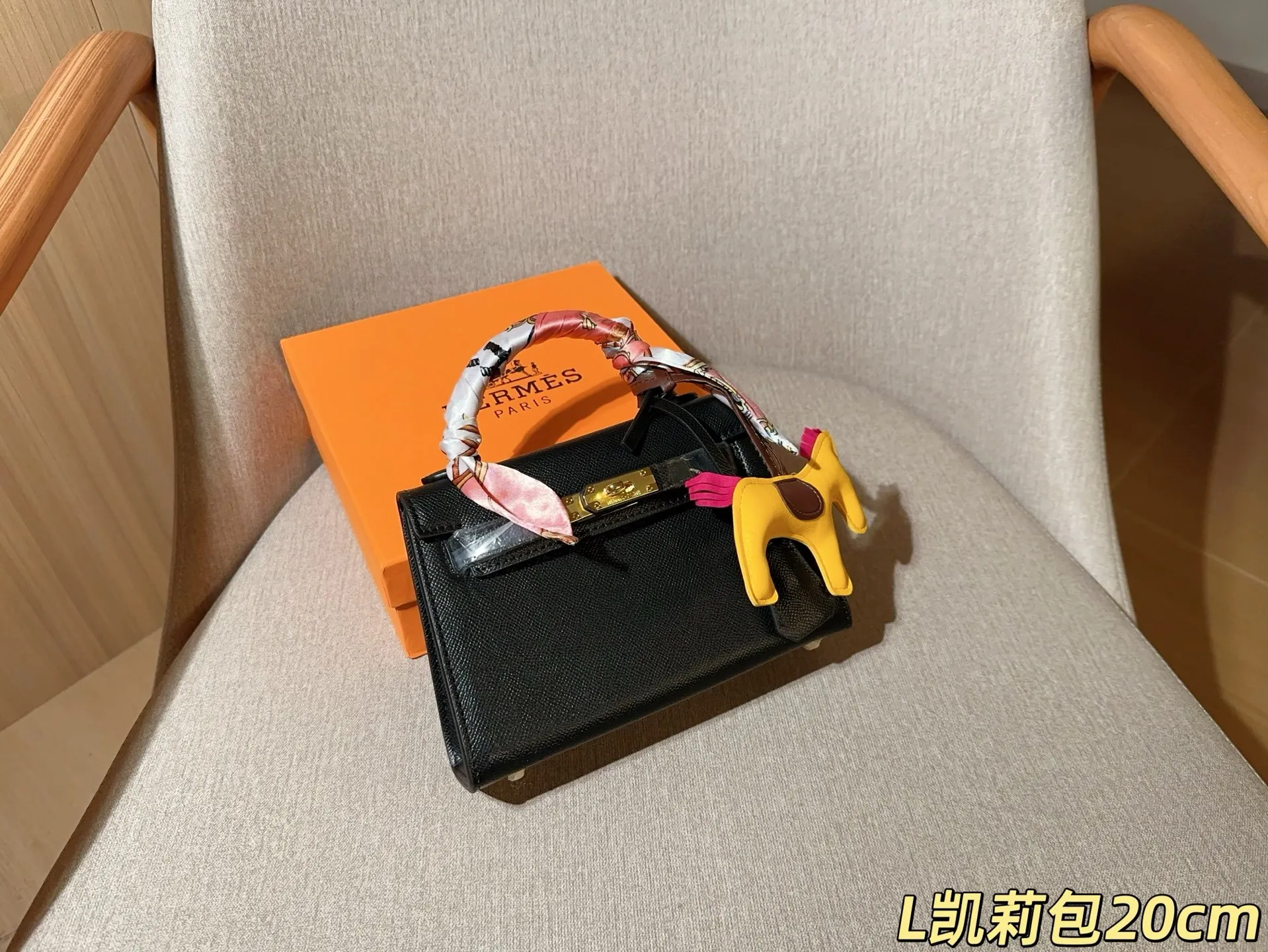 💰125 配送丝巾➕小马挂件 ⚠️配送颜色随机不支持挑选 爱马仕Hermes Kelly凯丽凯莉包 尺寸20cm 礼盒包装🎁