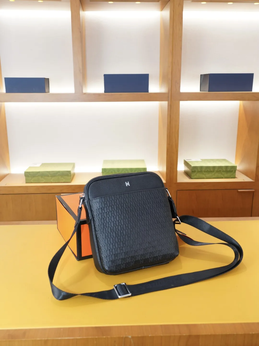 P140 🇫🇷 爱马仕 官网同步 高版本 斜挎单肩背包 永恒不过时的标志性产品 纯原单牛皮 顶级五金制作 非市面普通版本 今年Hermes最爱的款 全部实拍 实用性非常高 完全不用担心穿搭 配全套包装礼品盒 【规格:20x23x5】