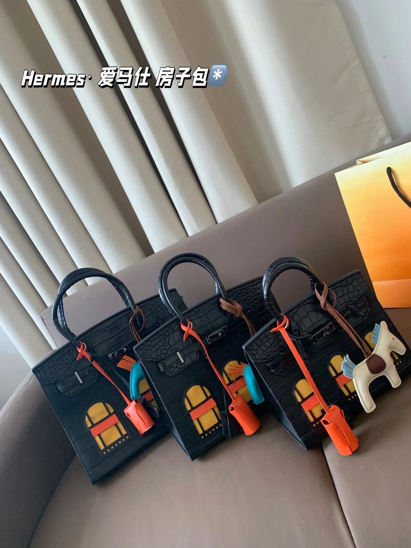 大P300 中P280 小P260 配礼盒🎁. Hermes· 爱马仕 房子包 轻松演绎复古时髦 包型挺阔,简约而不简单不需要过多的装饰,日常搭配西装和T恤,就能将高级感体现的淋漓尽致!尺寸大30*24 中25*21 小20*18