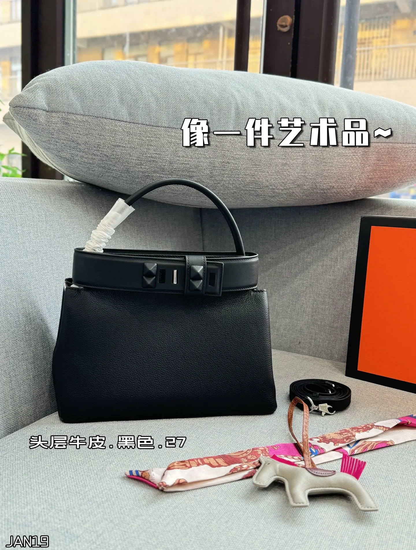 头层牛皮💰285 全套礼盒➕丝巾➕小马 size:27×16 HERMES爱马仕 Medor Bag 哑光金属 单肩斜挎包 手提包 像一件艺术品~ 被它的美貌打动 “低调的时髦”和“不费力的型格”。不追求繁复的装饰和鲜艳的色彩,通过版型、材质和色彩的统一感来营造高级感与酷帅气质。