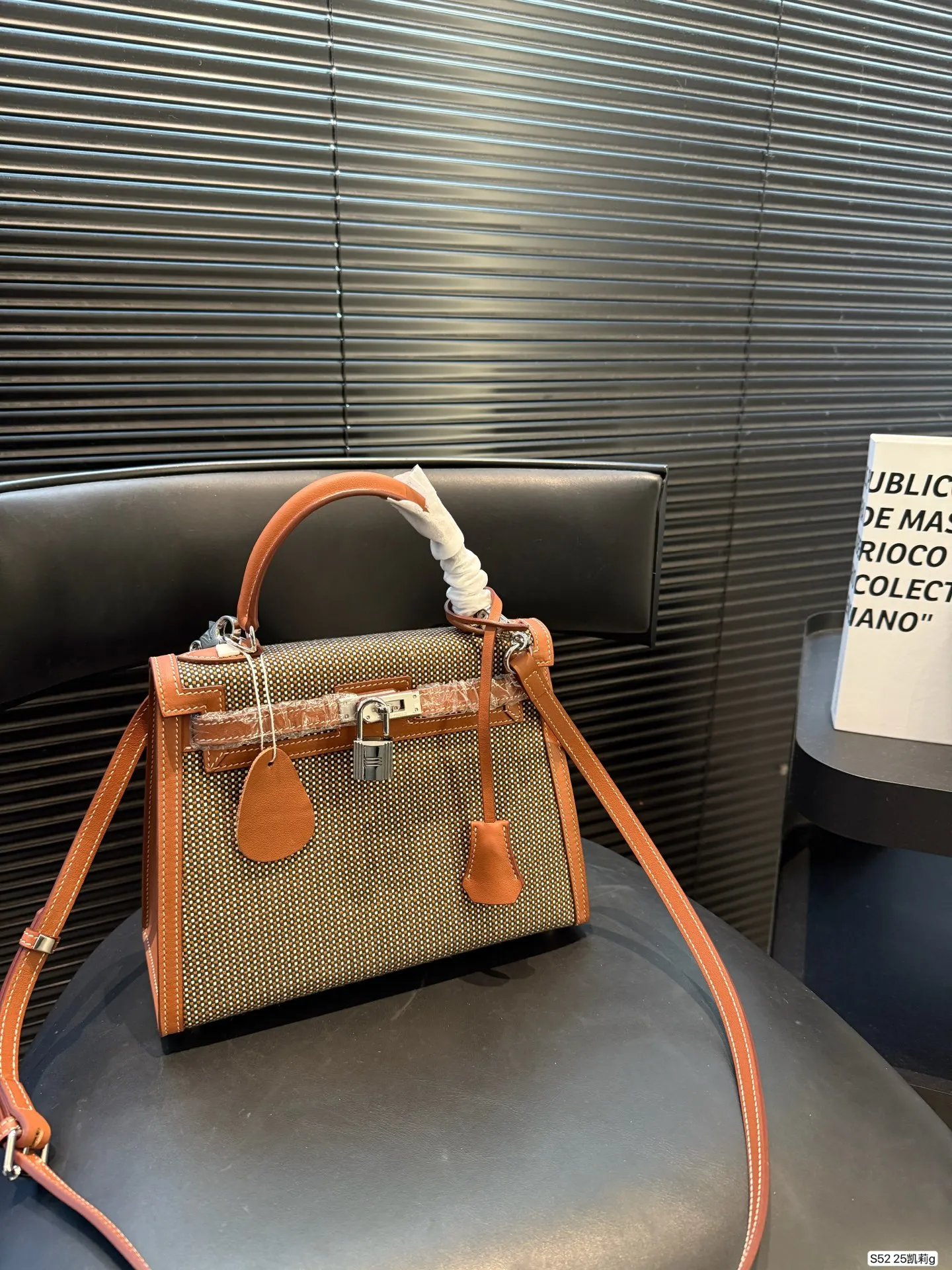 P310 爱马仕 Kelly25凯莉包 采用经典Quadrille+Swift皮革拼接，设计超有辨识度！银色金属扣件，手缝蜡线工艺，细节满分。通勤休闲都很适合，材质更耐脏，日常打理无压力。经典百搭，牛仔、卫衣、风衣都能轻松驾驱，随性又高级，是爱马仕稀有热门款，时髦精必入！尺寸25 18 货号25凯莉