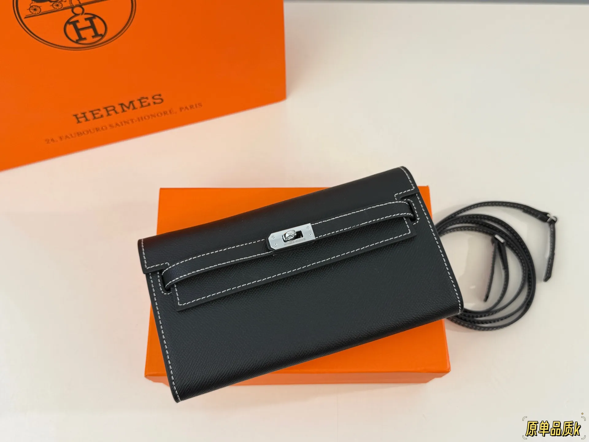 (配礼盒⚠️)p160 爱马仕 woc单肩包.也能这么温油woc Ado woc Ado 在Kelly包的基础上,增加了一条长肩带.Ado其实是复刻96年爱马仕推出的双肩包,整体设计 还是蛮可爱的,温温柔柔的带点学院风,风格比较年 轻。Kylie Jenner的女儿 Stormi就有一只 Ado, 小女生背起来也毫无违和感!超级实用 尺寸:21*3*13cm