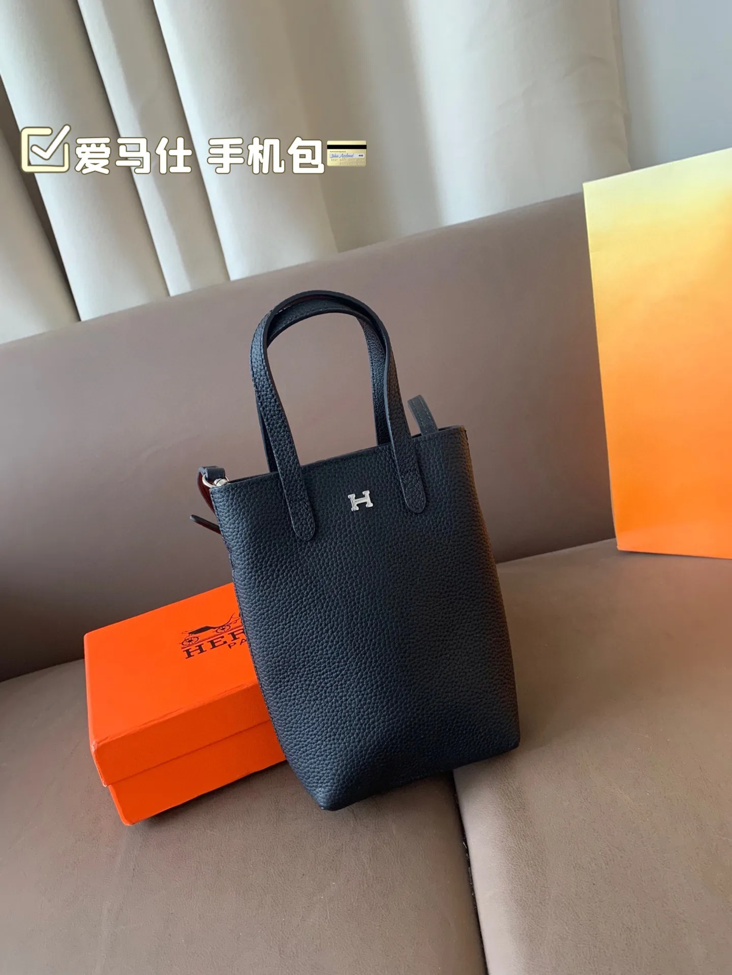 P105(牛皮) 爱马仕 手机包 无论男女都非常好背 大小适中,手机、车钥匙、等等都可以轻松放尺寸11*18 配盒