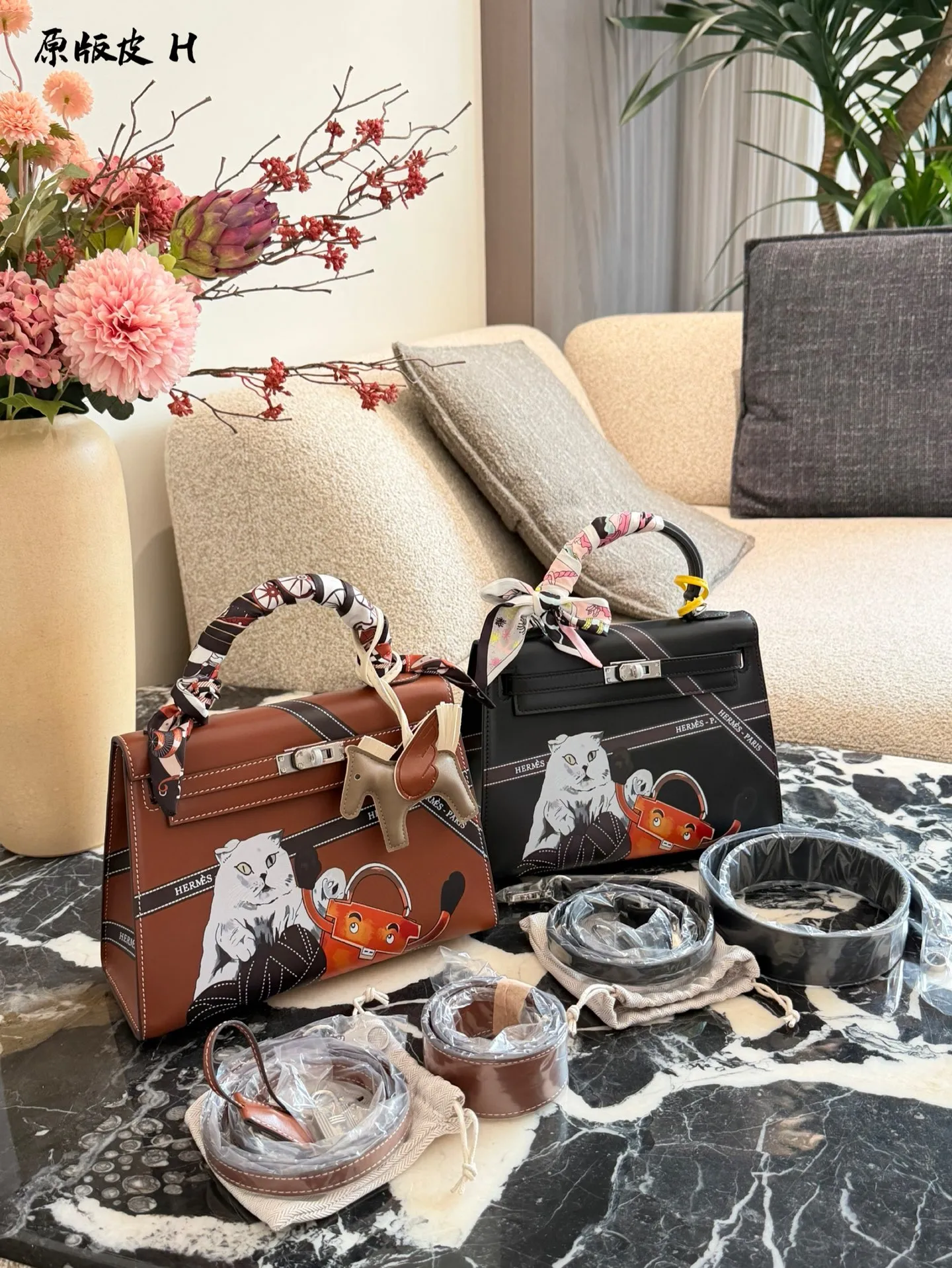 p330 爱马仕彩绘凯莉包 国这款爱马仕Kelly 25彩绘包,采用Epsom牛皮, 耐磨又有型,金扣超精致十。包身猫咪和茶壶图案超有趣,个性满分!25x18x8cm25x18x8cm,通勤出行都很适合。丝巾点缀,优雅又俏皮,搭配小飞马挂件更显趣味,是时尚与艺术的完美结合图。