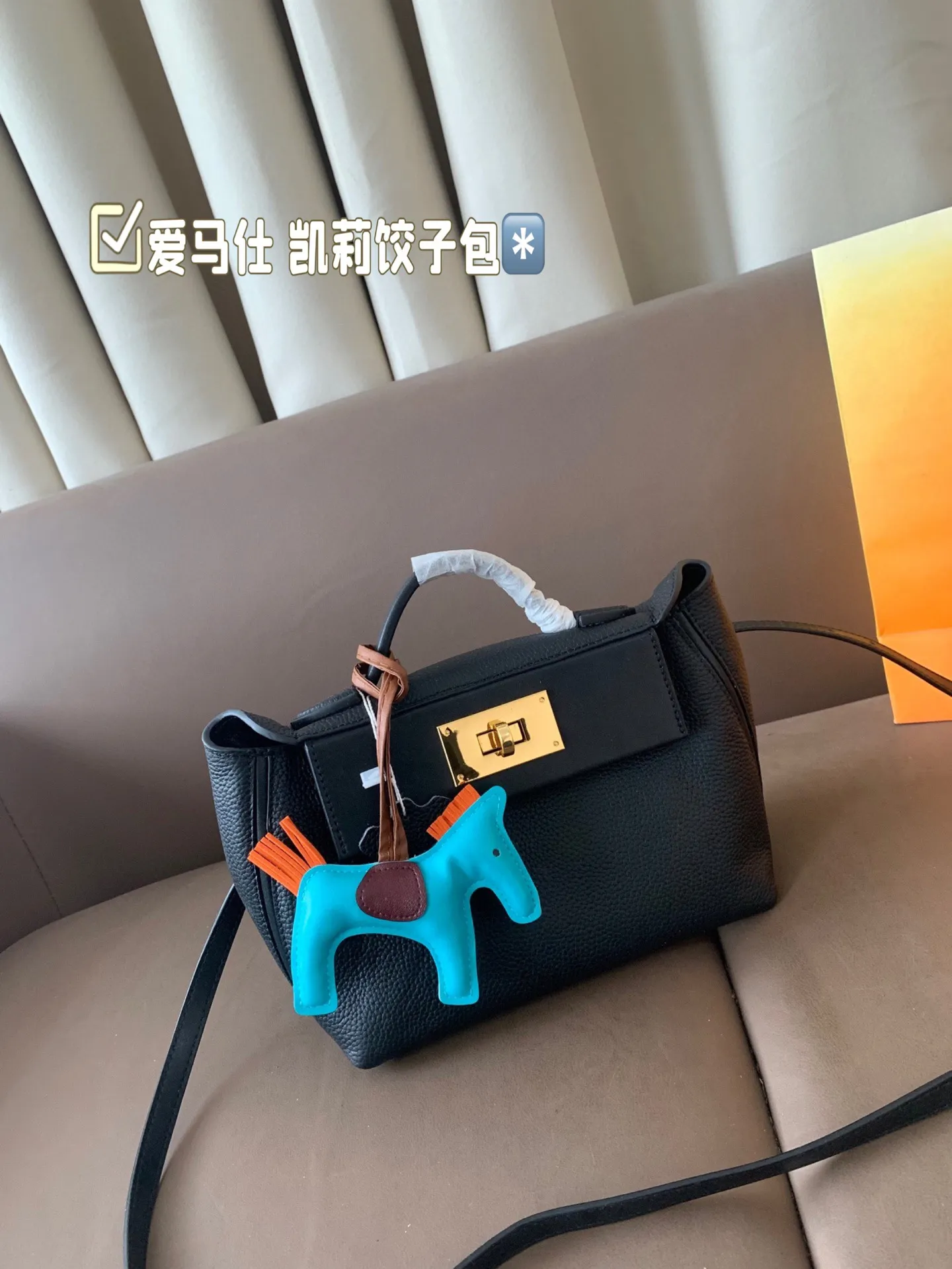 P255 纯皮 爱马仕 凯莉饺子包 材质进口,喜欢这个款式的美妞们，必须拿下啦，原版开模定制出货，五金带logo 对版纹路开料制作，名媛优雅高贵 尺寸：21*16