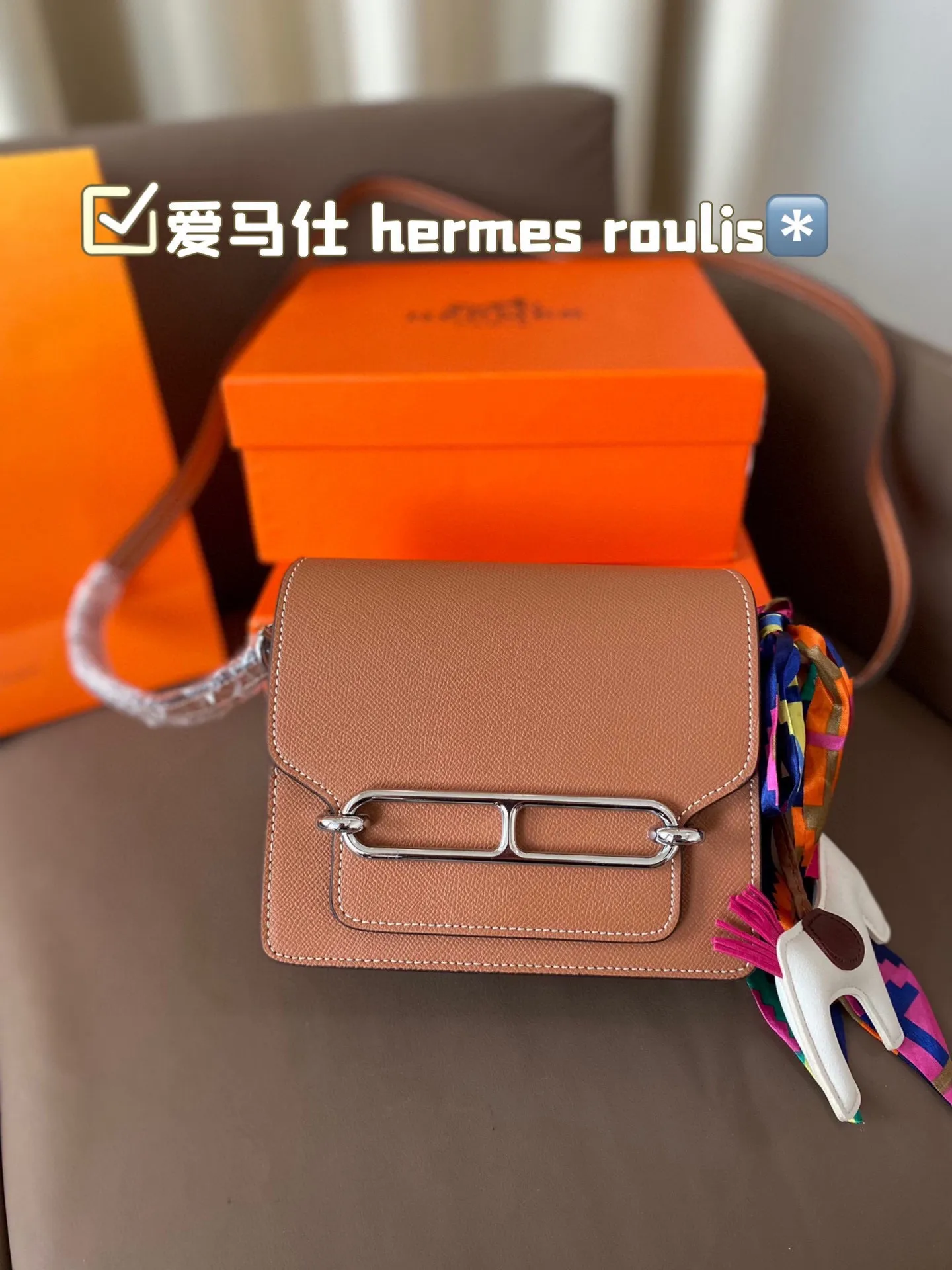 P185 hermes roulis这款包包设计的非常好看，是爱马仕包包里面比较低调的一款，不喜欢大Hlogo的朋友可以考虑入手这款，非常实用，很多明星都特别喜欢。爱马仕（H家）猪鼻子包 Roulis面向广大年轻人，线条简洁明快，极具个性的Logo标志，带点中性风格，适合追求品位生活的白领一族！ 尺寸：18*15