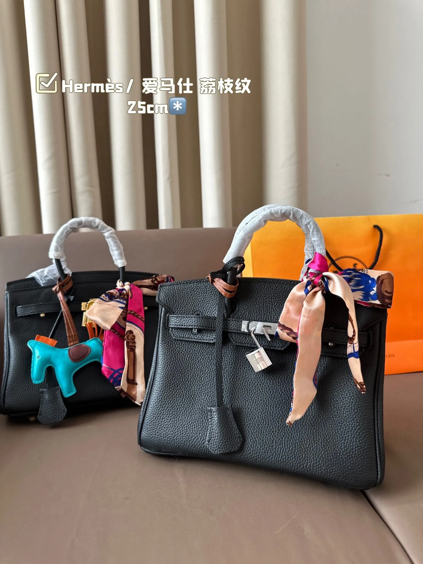 P245 Herm&egrave;s/ 爱马仕 铂金包 高端质量 专柜最新款进口荔枝纹 明星同款 原版质量 Herm&egrave;s每个女孩的必备品😍 尺寸：25*20cm