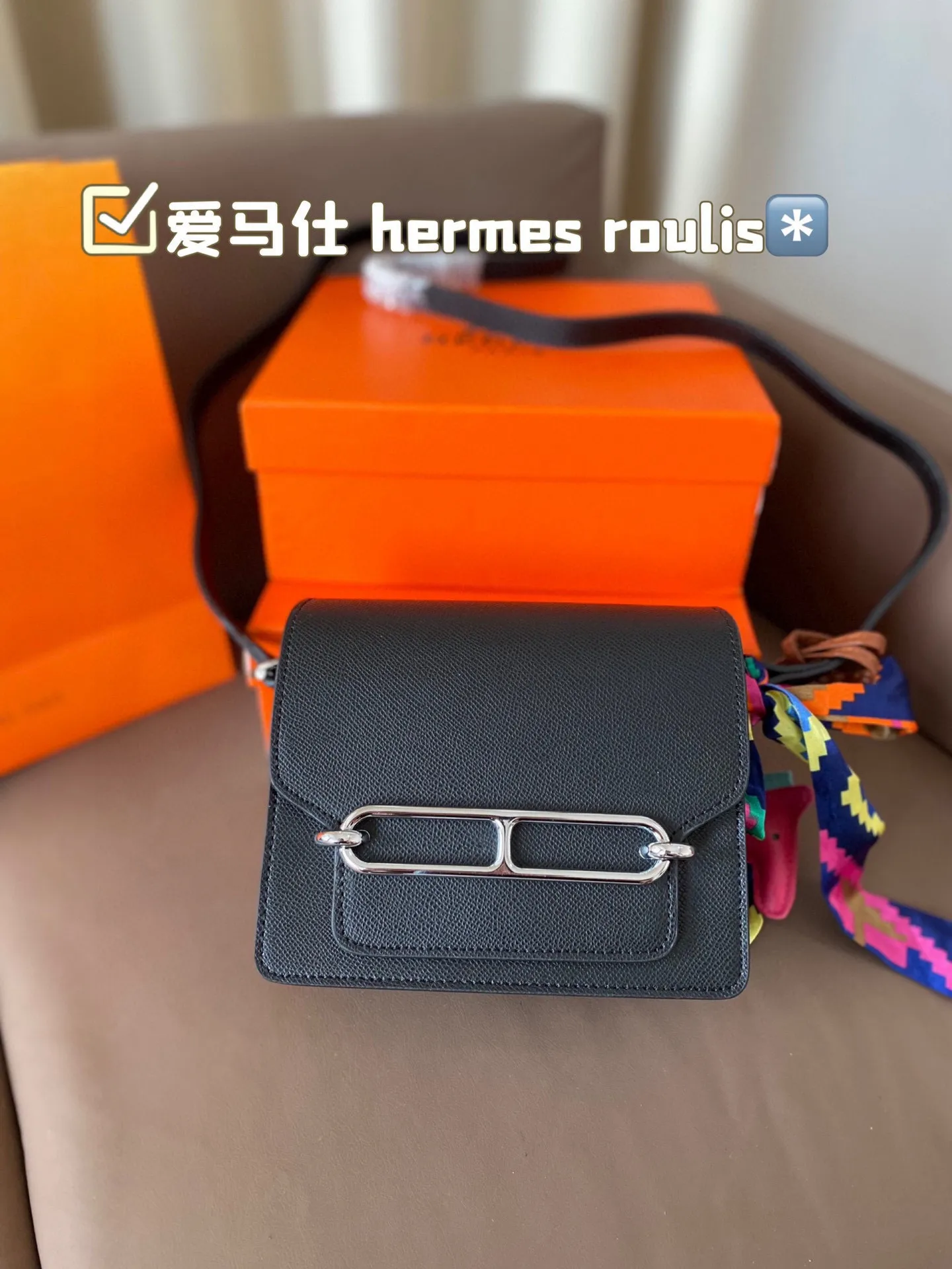 P185 hermes roulis这款包包设计的非常好看,是爱马仕包包里面比较低调的一款,不喜欢大Hlogo的朋友可以考虑入手这款,非常实用,很多明星都特别喜欢。爱马仕(H家)猪鼻子包 Roulis面向广大年轻人,线条简洁明快,极具个性的Logo标志,带点中性风格,适合追求品位生活的白领一族! 尺寸:18*15