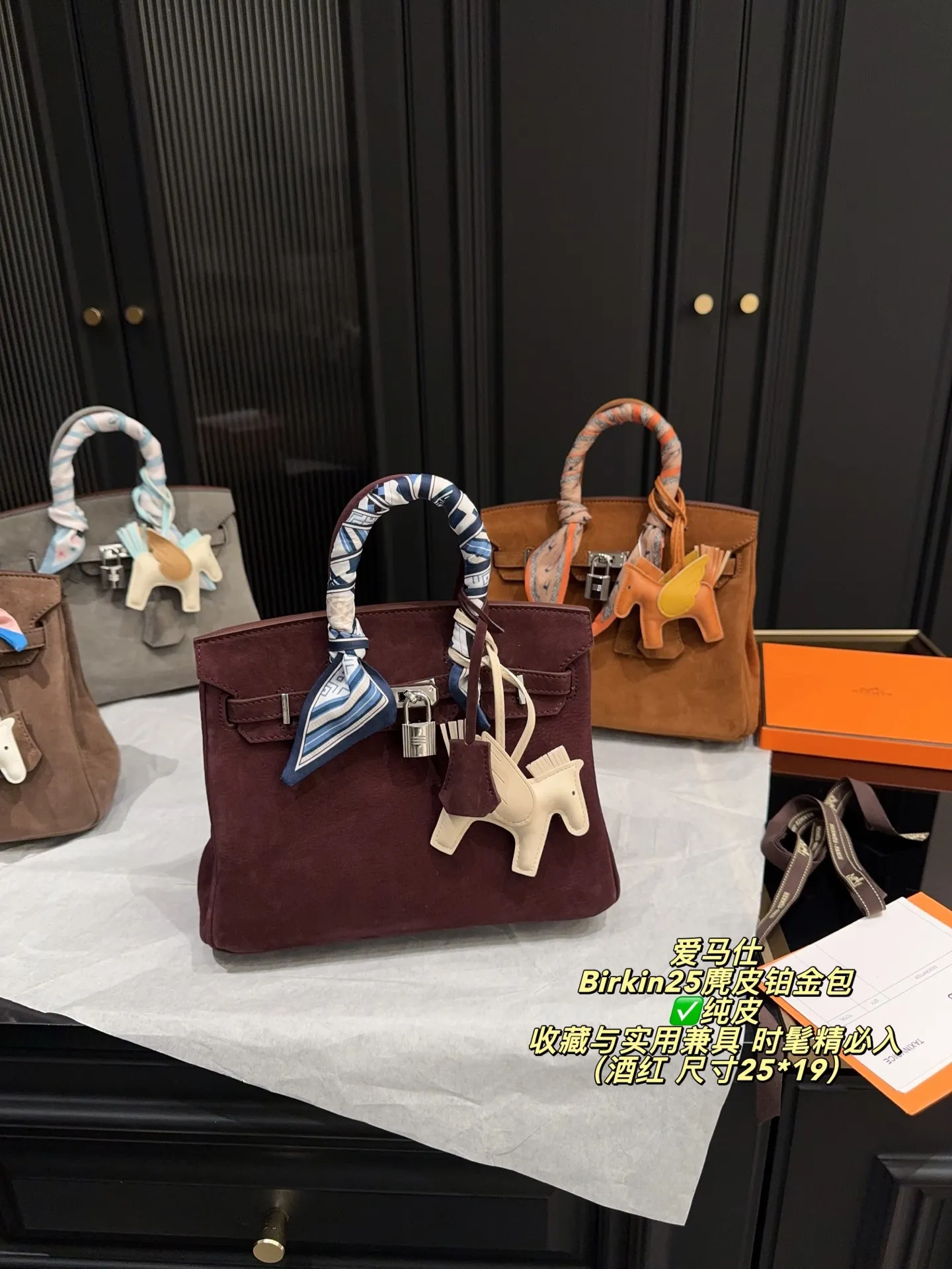 ✅纯皮P335配盒⚠️尺寸25*19 爱马仕 Birkin25麂皮铂金包 触感柔软细腻,秋冬季节超适合!银色金属扣件+小飞马挂件,精致又有辨识度。25cm尺寸,日常通勤、出行都能轻松装下随身物品。麂皮材质轻盈,搭配丝巾更显高级感,是爱马仕经典系列,收藏与实用兼具,时髦精必入!