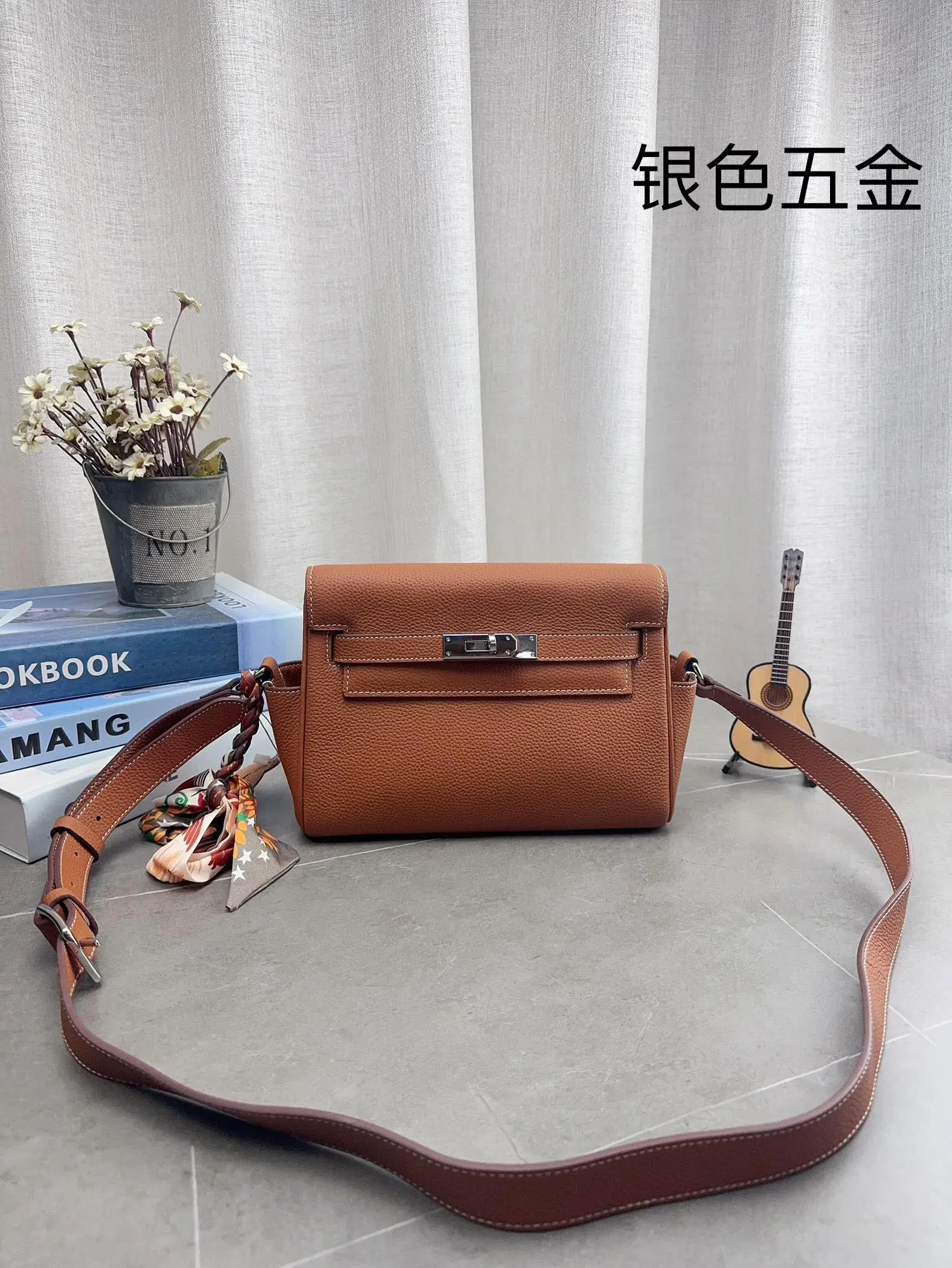 配折叠礼盒 H家 爱马仕 kelly 邮差包 男女同款尺寸刚刚好！ 真的太太太太好看 ⚠️牛皮 包包特别又质感！ 尺寸24*18cm p225