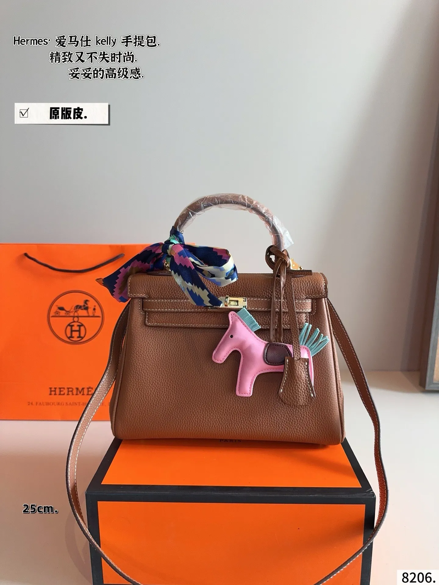 p230配礼盒🎁. 爱马仕Kelly,越看越上头的优雅 如果说Birkin是随性大气的代表,那Kelly就是优雅与克制的代名词。最打动我的,是它线条极简又精致的包身设计,带上肩带之后多了几分法式从容,不管是通勤穿搭还是度假look,都能完美融合。爱马仕Kelly不仅是一个包,更像一种生活态度,它的细节与比例,都让人忍不住反复欣赏。每一次出街背上它,都会多几分自信和从容,难怪那么多人说,一生至少要拥有一只Kelly。尺寸:25*8*18cm