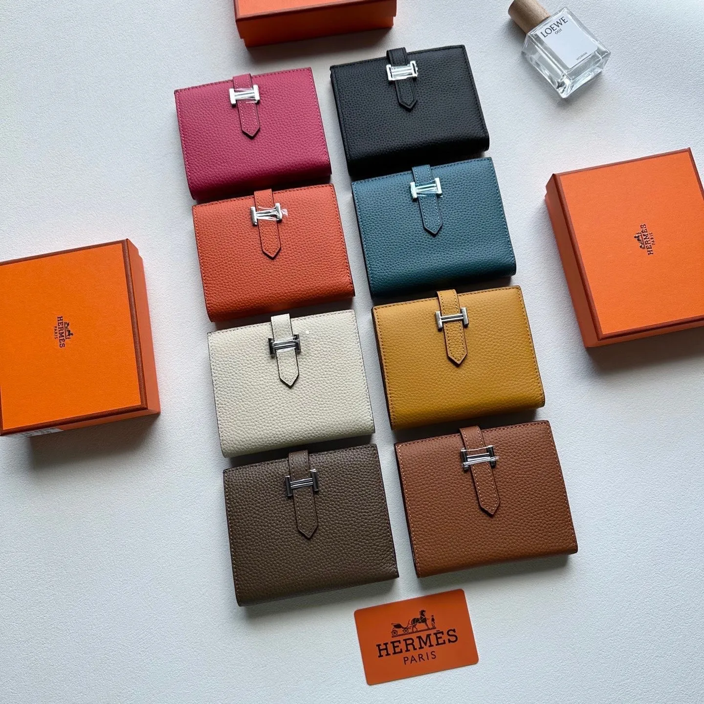 p95🎀🎀颜色 多色可选🎀尺寸 12x9.5🎀高版爱马仕优质进口牛皮🐂 手感一流👏时尚设计💋潮版百搭，配有4个卡槽，4个口袋，拉链零钱包，1个钞票口袋，镀钯锁扣，做工精致完美