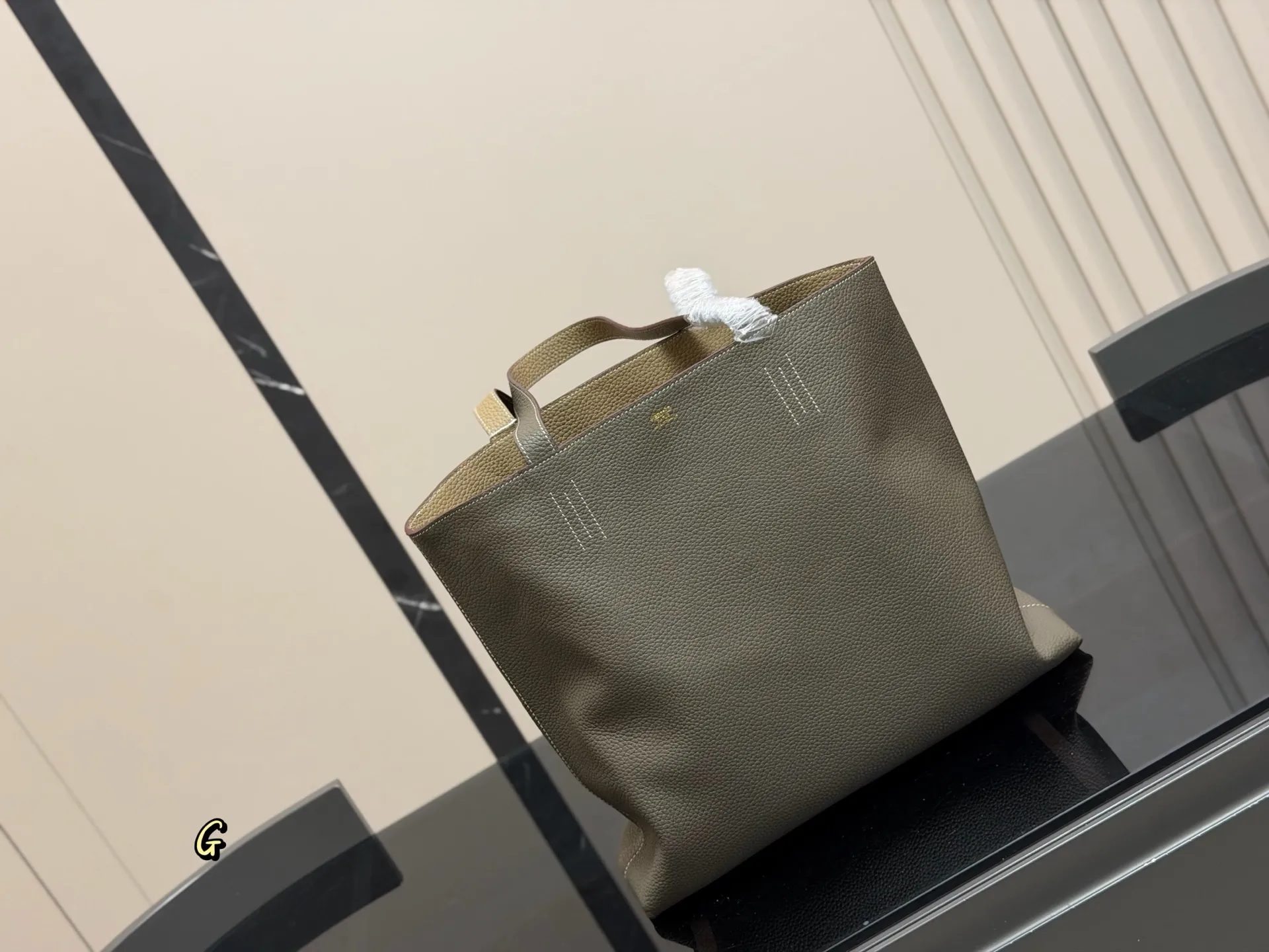 &yen;380 爱马仕新款双面购物袋 推给爱马仕女孩 收下这枚种草吧 可以放的下IPAD平板的托特包 H en Biais 尺寸: 35*32cm双面购物袋