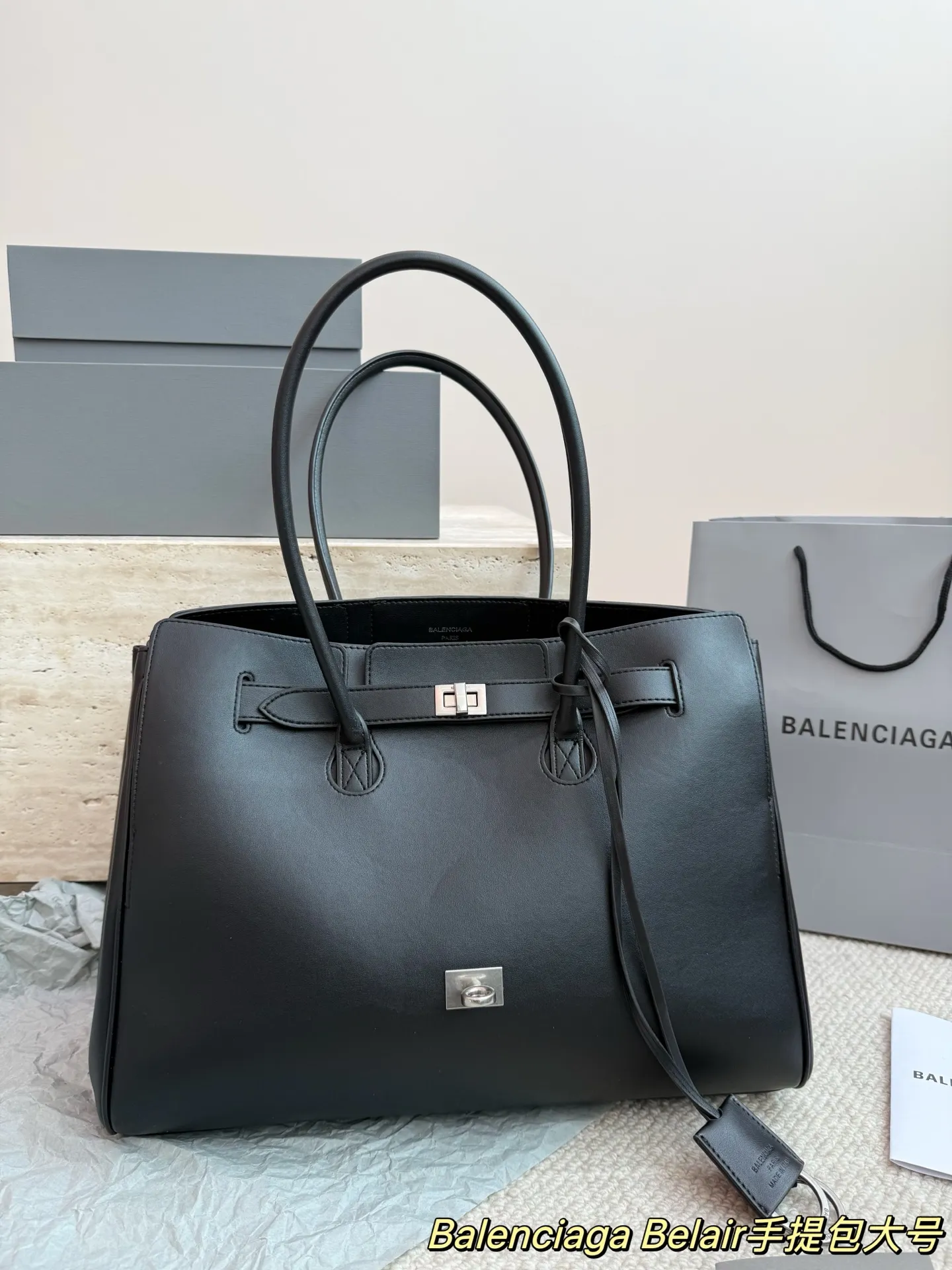 P300大号 卡戴珊look|巴黎世家 甲甲卡戴珊(Kim Kardashian)套装巴黎世家家的 (铂金包Balenciaga belair)黑色机车过膝靴穿出了卡戴珊的霸气. 。。今年巴黎世家的包把爱马仕玩的淋漓尽先是kelly redeo，又是birkin的belair。光价格没比爱 马仕便宜哦，真是又爱又恨的。尺寸 36.28