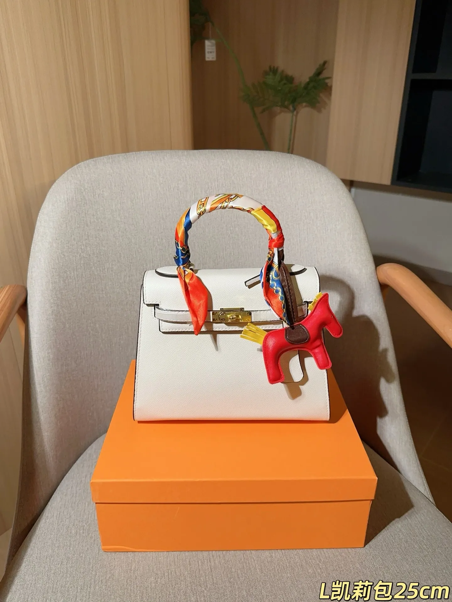 💰135 配送丝巾➕小马挂件 ⚠️配送颜色随机不支持挑选 爱马仕Hermes Kelly凯丽凯莉包 尺寸25cm 礼盒包装🎁