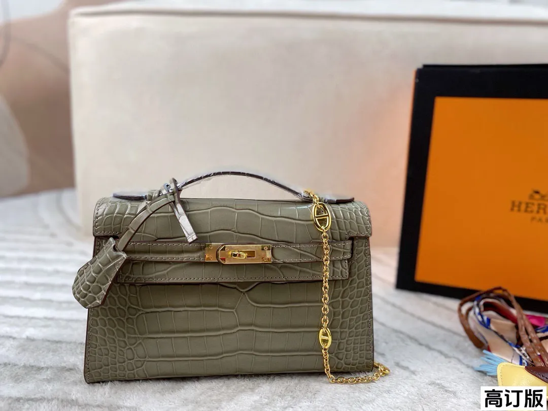 p200 全套包装🎁（高订版） Hermes爱马仕一代石头纹mini kelly 扑面而来的贵气 富家千金即视感 亮面的光泽感真的非常吸睛啊，搭配金扣显的更富贵了 气场全开!尺寸：21*14(配小马 丝巾)