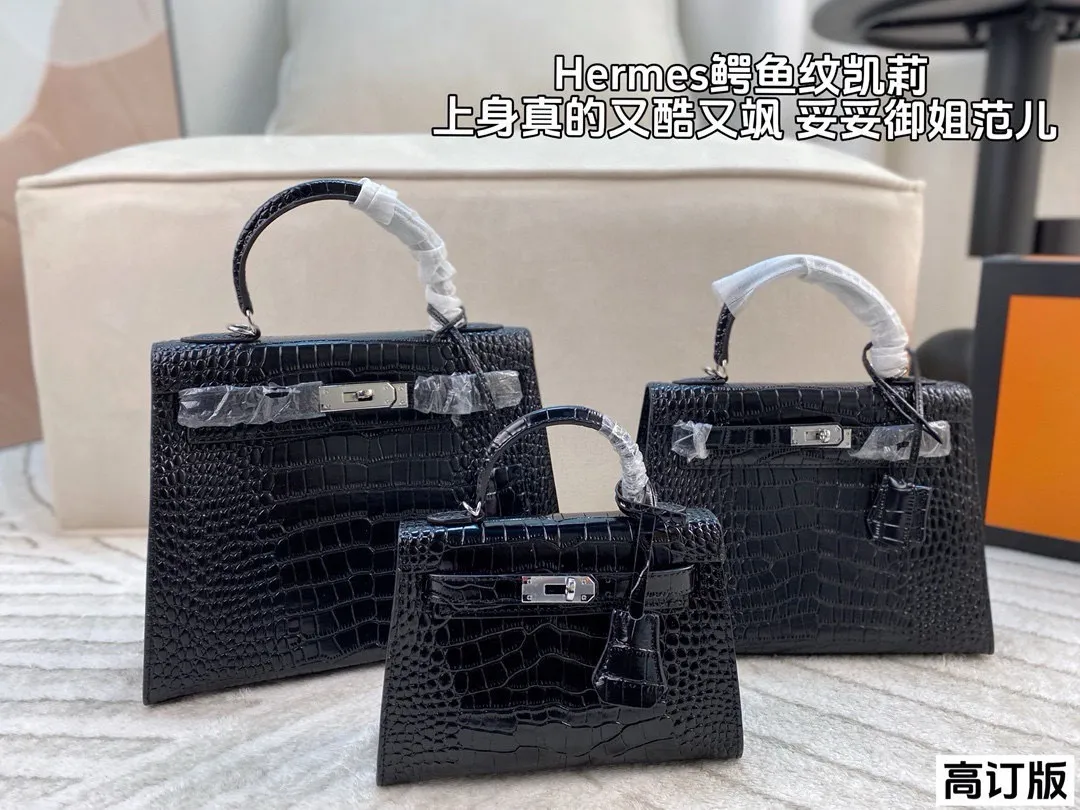 p260/p240/p180 全套包装🎁（高订版） 爱马仕Hermes Kelly 黑银亮面鳄鱼皮 妥妥的御姐范儿 上身真的是又酷又飒 我想没有御姐能拒绝这样一只kelly吧！ 尺寸：28*22/25*17/19*13(纯皮)