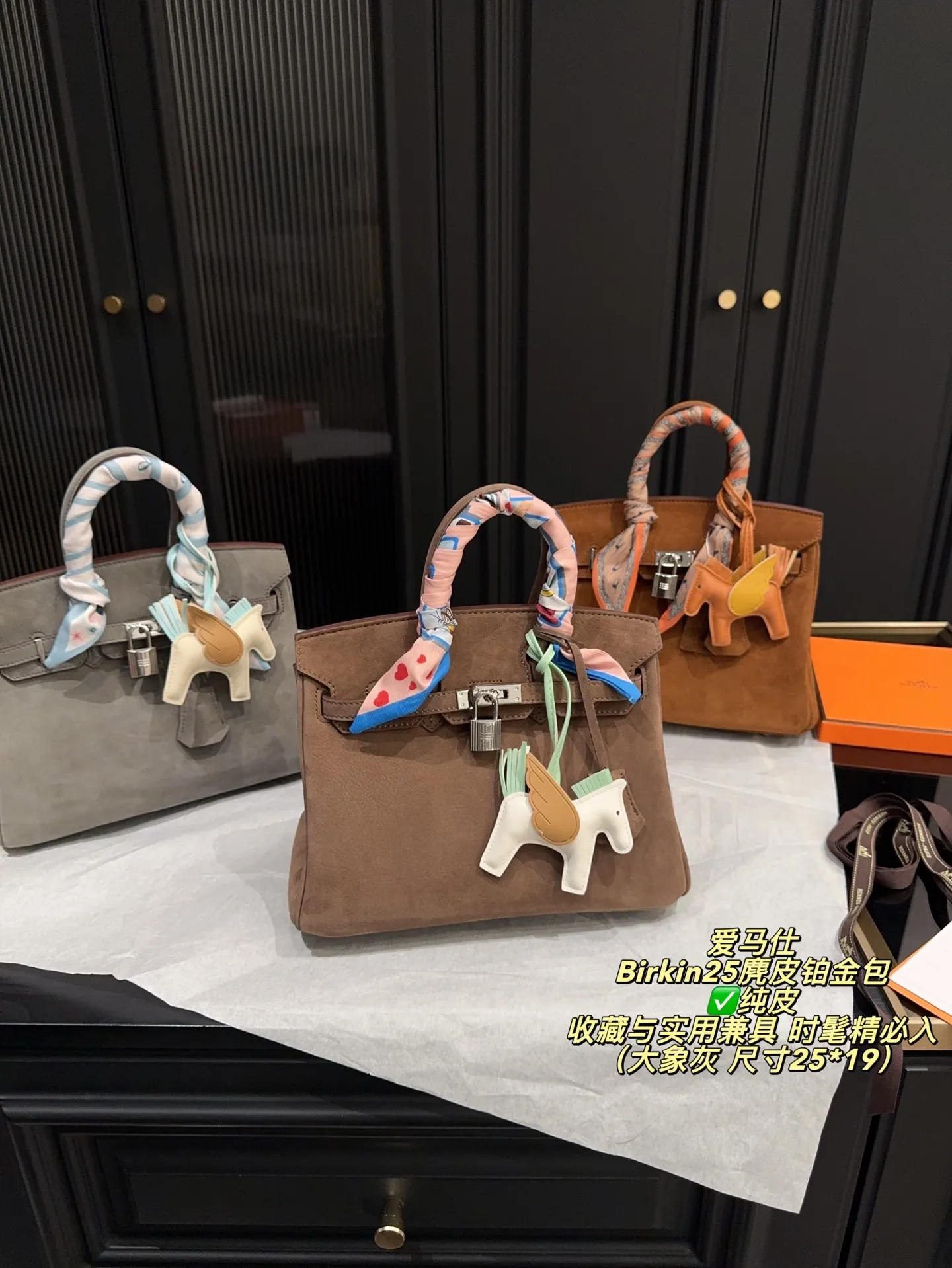 ✅纯皮P335配盒⚠️尺寸25*19 爱马仕 Birkin25麂皮铂金包 触感柔软细腻，秋冬季节超适合！银色金属扣件＋小飞马挂件，精致又有辨识度。25cm尺寸，日常通勤、出行都能轻松装下随身物品。麂皮材质轻盈，搭配丝巾更显高级感，是爱马仕经典系列，收藏与实用兼具，时髦精必入！
