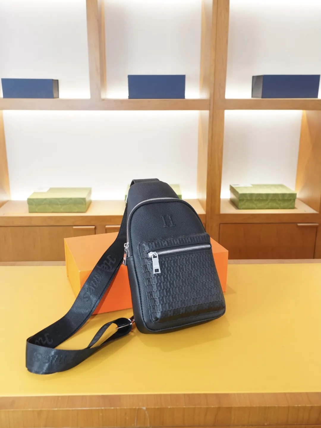 P125 🇫🇷 爱马仕 官网同步 高版本 胸包 永恒不过时的标志性产品 纯原单牛皮 顶级五金制作 非市面普通版本 今年Hermes最爱的款式 全部实拍 实用性非常高 完全不用担心穿搭 配全套包装折叠盒..【规格:18x37x5】