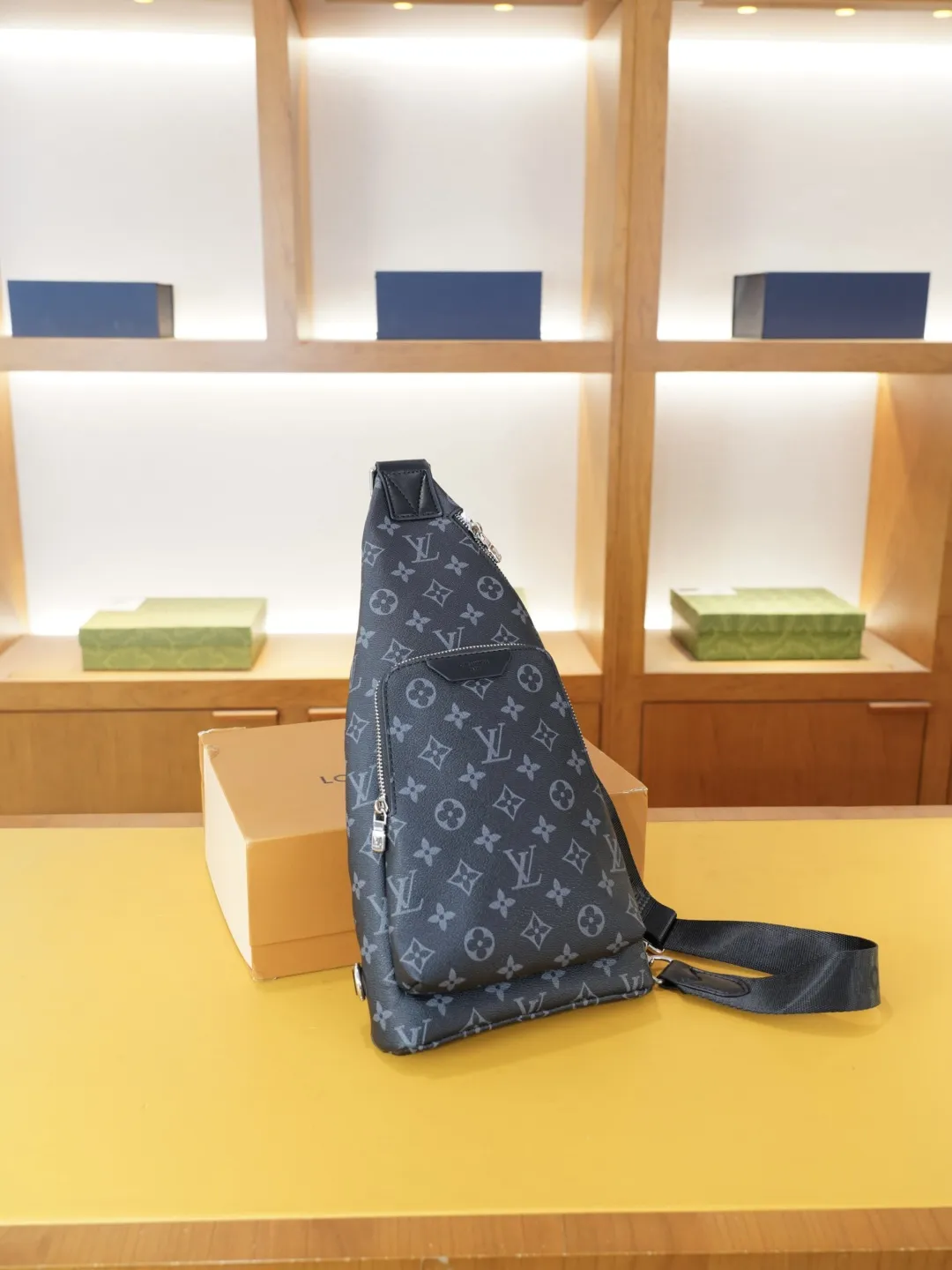P115 🇫🇷 路易威登 官网同步 高版本 胸包 永恒不过时的标志性产品 纯原单牛皮 顶级五金制作 非市面普通版本 今年LV最爱的款式 全部实拍 实用性非常高 完全不用担心穿搭 配全套包装折叠盒..【规格：19x38x4】