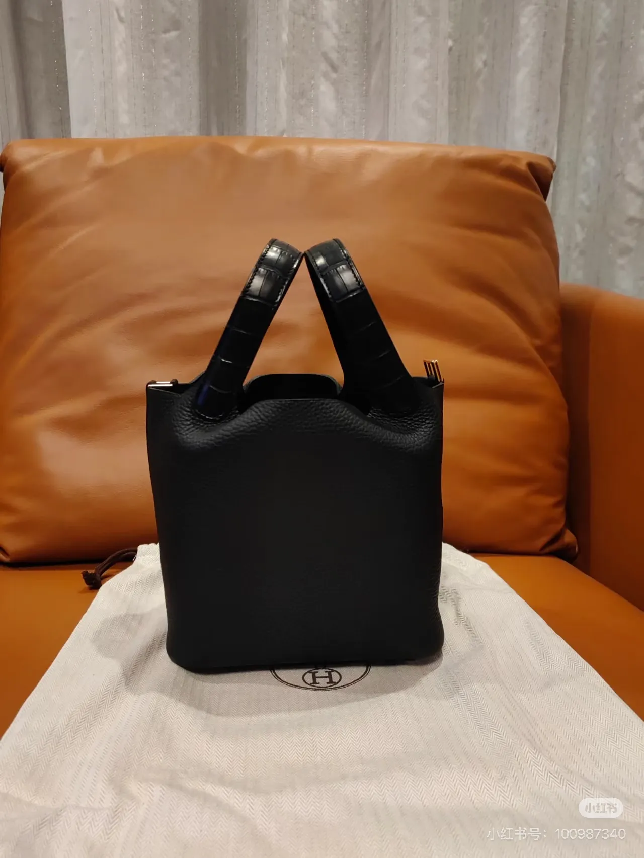 不会塌的菜篮子?爱马仕黑金鳄鱼手柄杀疯了! 👜菜篮子”の 爱马仕 picotin18 菜篮子18 水桶18 黑金 touch 🐊 谁说菜篮子只能买菜?这只#Hermes Picotin18 黑金Touch鳄鱼手柄——A刻+鳄鱼皮手柄,妥妥的“人间富贵花”标配,拎上它连空气都变贵了!