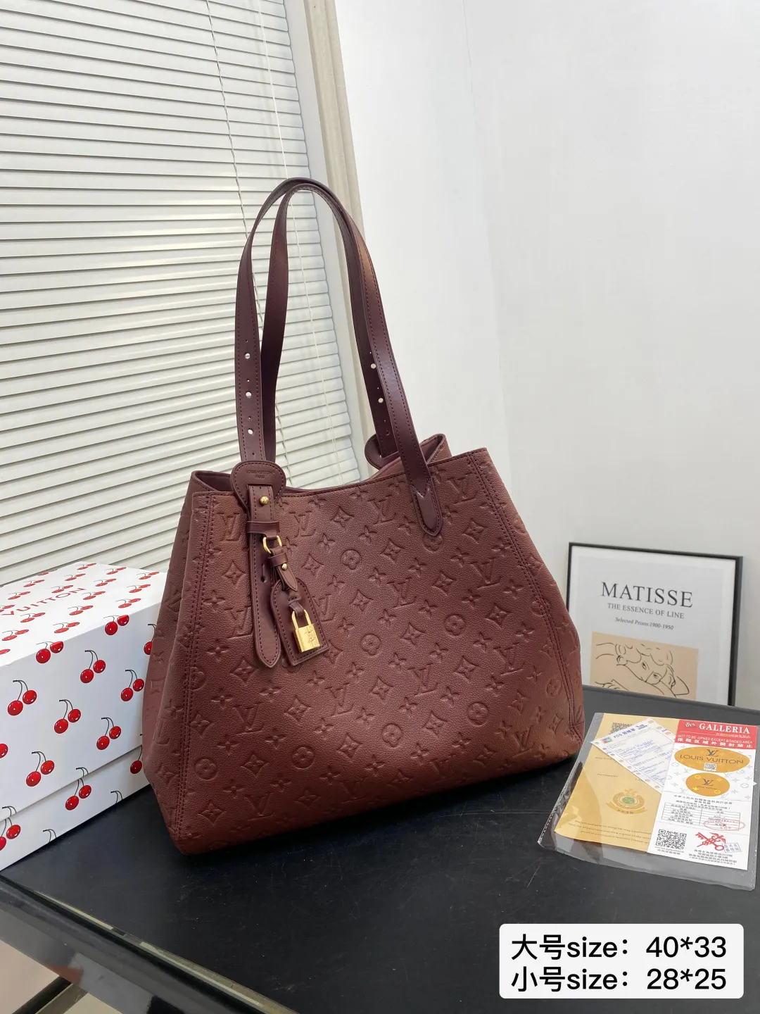 🅿️大号💰215小号💰210 配折叠盒 尺寸40*33/28*25 LV 酒红系列ALL IN ONE 品牌徽标压印 这款包包的造型很优雅，线条流畅， 搭配金色锁头装饰，细节处尽显奢华质感 2200