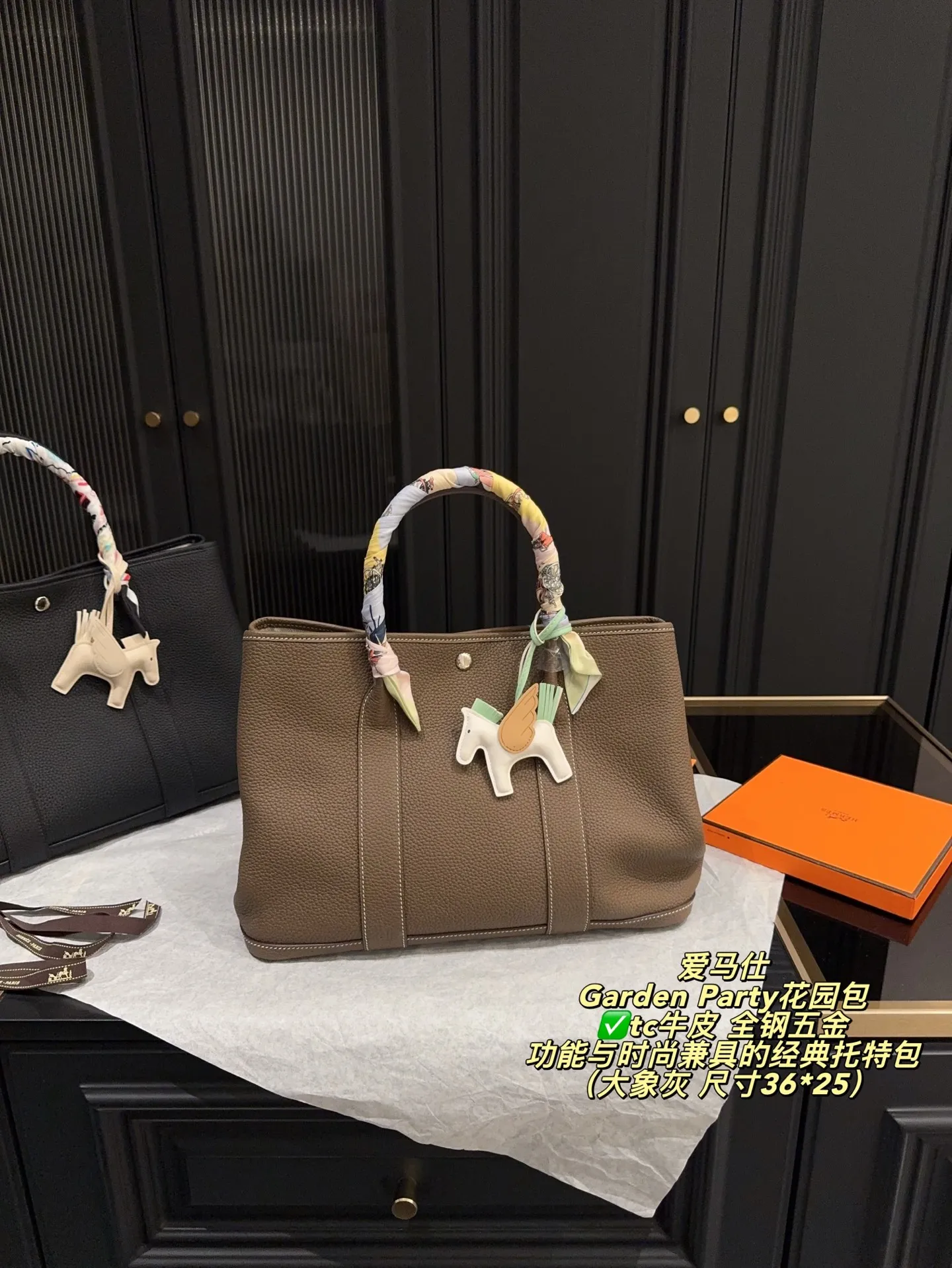✅tc牛皮 全钢五金P420无盒⚠️尺寸36*25 爱马仕 Garden Party花园包 采用Negonda牛皮,触感柔軟又耐用。简约大气设计,银色金属扣件超有质感,内部空间超大,能装下笔记本电脑和文件,通勤、出差都很适合!手柄可DIY丝巾或挂件,搭配小飞马挂饰更有趣味感~实用又优雅,是爱马仕经典通勤包款!