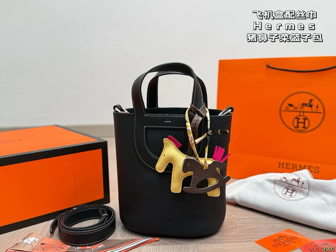 ¥210飞机盒配丝巾 爱马仕Hermes 猪鼻子菜篮子包 包型太可爱了 容量非常可,日常通勤都没问题 可咸可甜 质感满分 工艺非常讲究 细节立体感拉满 尺寸18 20