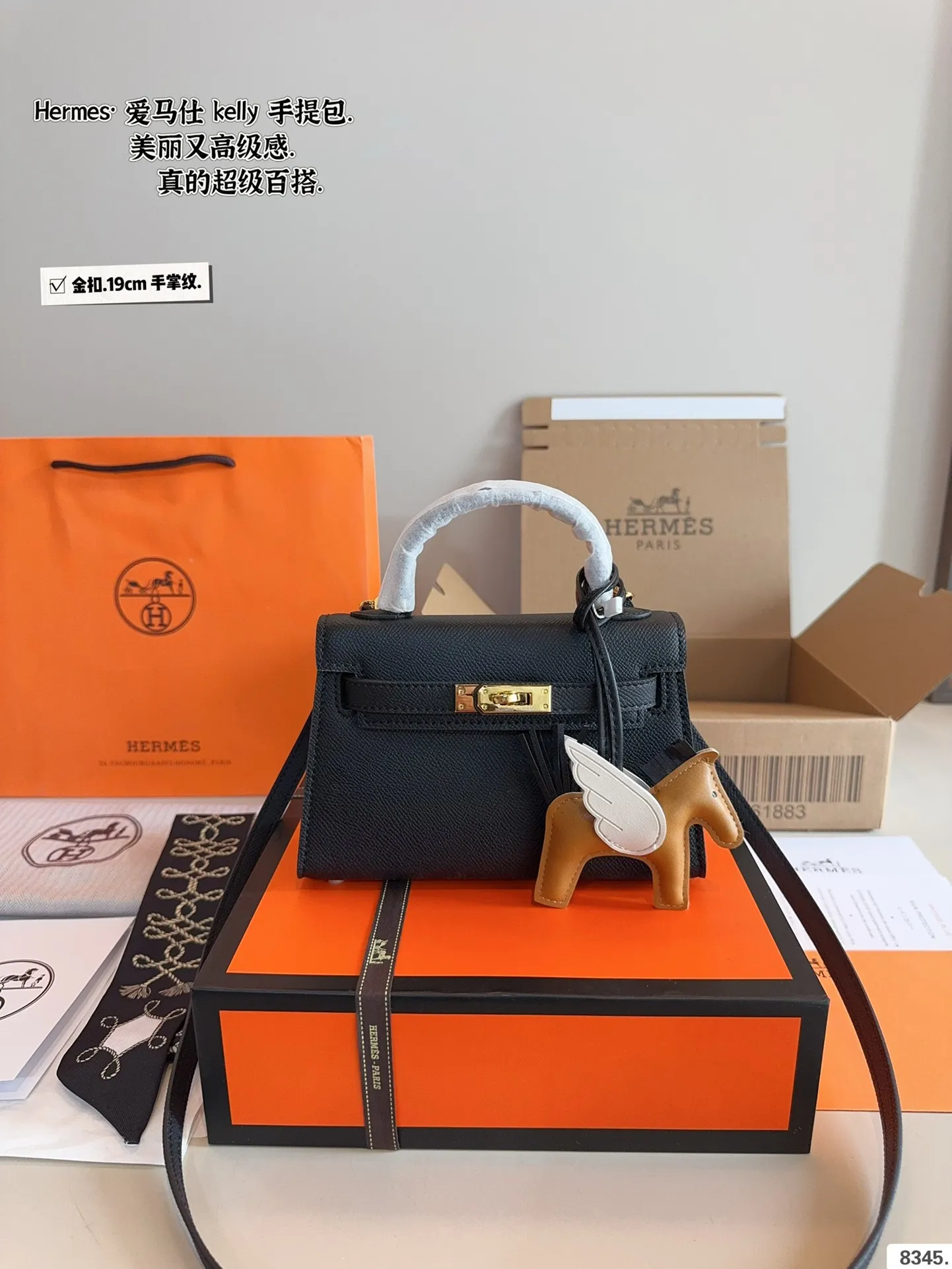 p175配礼盒🎁. 爱马仕 凯莉 kelly 二代 真的太香了 属于日常休闲跟 女人味都可以驾驭的那种 自己搭配了肩带 平时带 娃也可以解放双手 跟朋友下午茶手提更有feel哦 除了随身携带的化妆品 还有再放一个手机尺寸:19*6*12cm