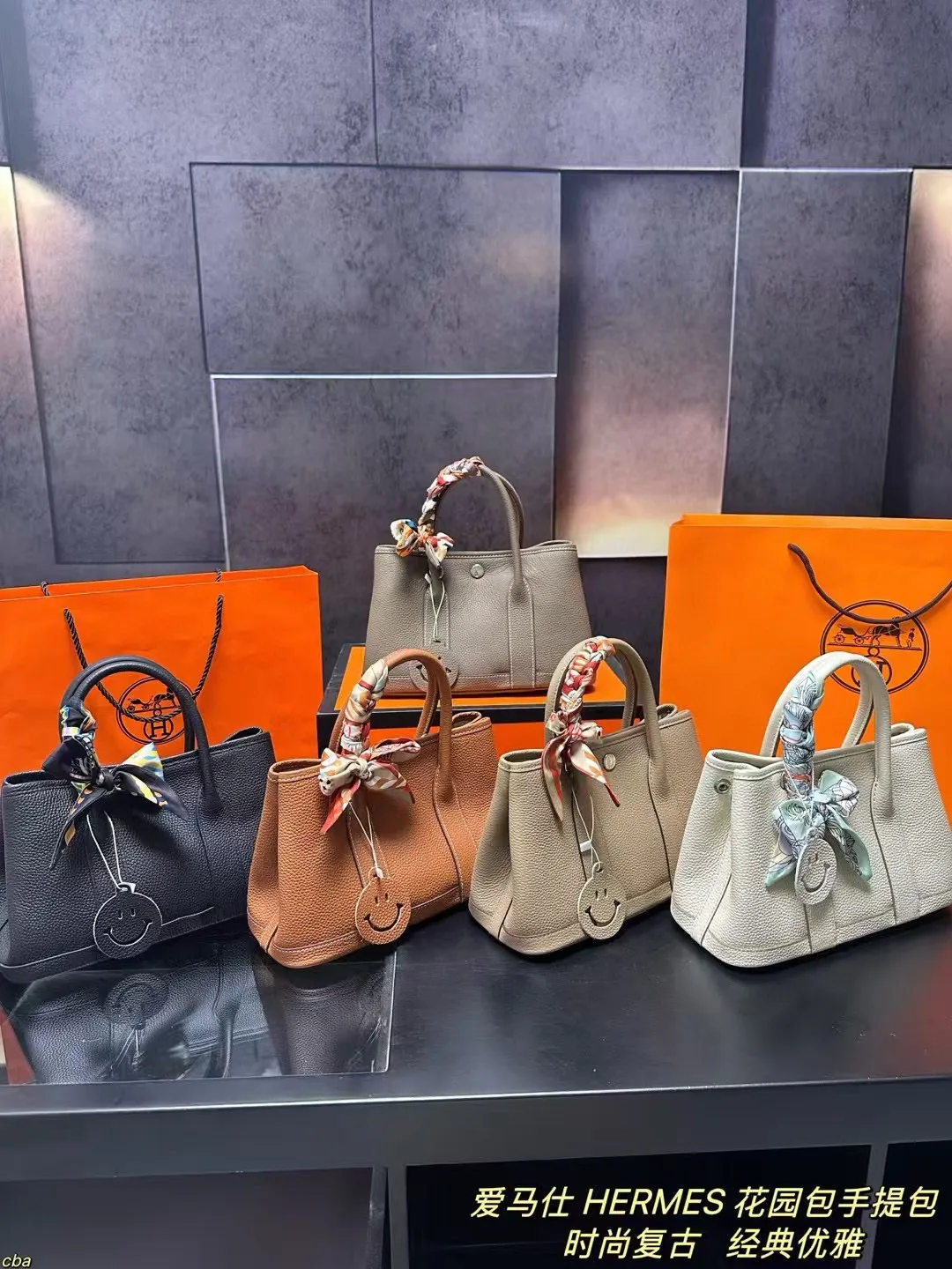 P210配盒 爱马仕 HERMES 花园包手提包 牛皮手提包,爱马仕花园包当作健身包瑜伽包再适合不过了!容量确实很ok的同时属于是慵懒随性低调中透露着奢华,经典百搭,上班通勤、差旅出行、当作妈咪包也ok,花园包才算是名副其实的菜篮子好吗!!实用性极强性价比极高,又不会过时的款式。两侧还有按扣可以调节,绝对是务实低调的代表! 尺寸:25*15.5cm