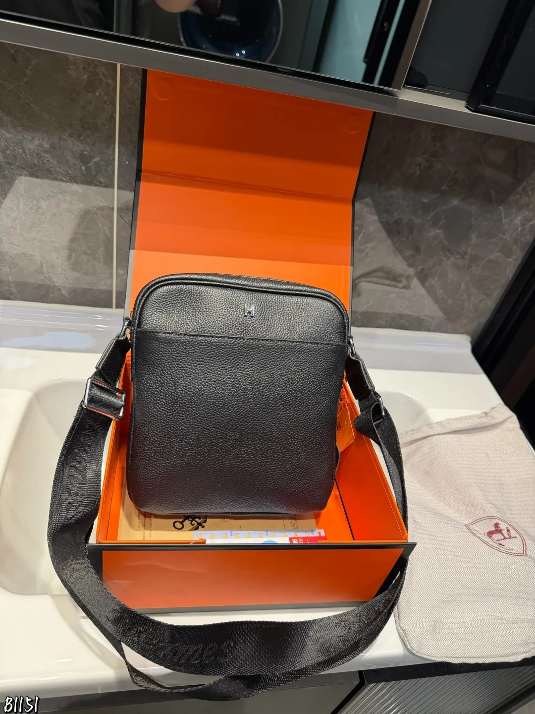 ❤️P145(礼盒包装)❤️ Hermes•爱马仕 新品斜挎包单肩包.全黑光面皮膜包身、金属logo加持上身潮酷十足非常适合出门不怎么带东西但要带点东西的人多功能收纳分区设计,各区各司其职前袋装耳机、钥匙,侧袋装雨伞/水壶、主袋装充电宝,内置加绒里衬,Switch等电子产品稳稳当当,隐藏拉链袋内置卡槽位置身份证等卡件不怕丟尺寸:20*5*23cm