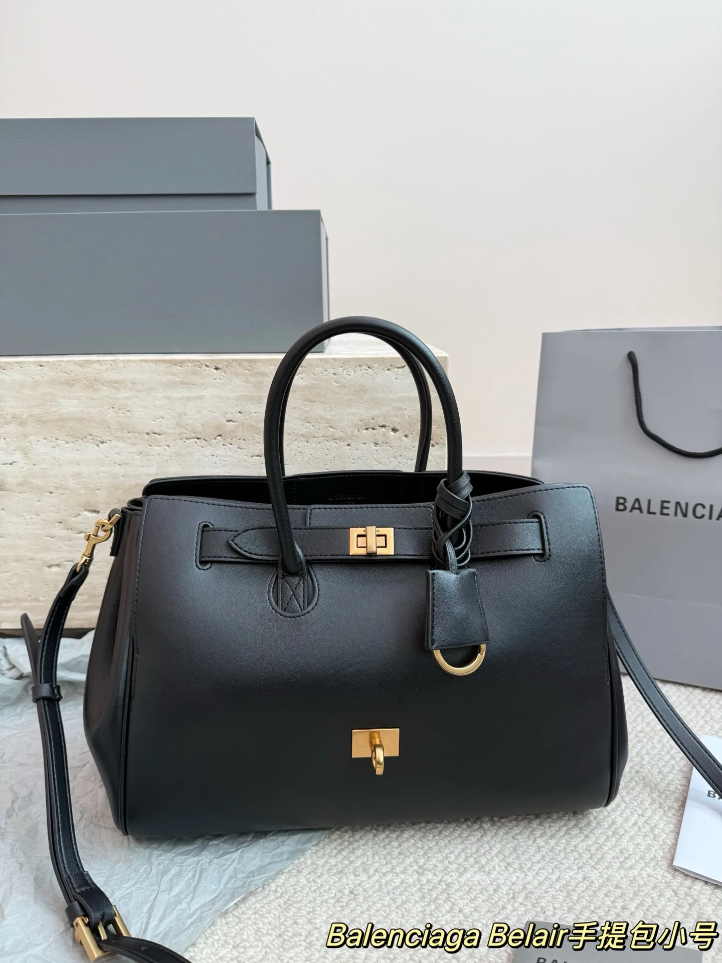 P300小号 卡戴珊look|巴黎世家 甲甲卡戴珊(Kim Kardashian)套装巴黎世家家的 (铂金包Balenciaga belair)黑色机车过膝靴穿出了卡戴珊的霸气. 。。今年巴黎世家的包把爱马仕玩的淋漓尽先是kelly redeo,又是birkin的belair。光价格没比爱 马仕便宜哦,真是又爱又恨的。尺寸 31.22