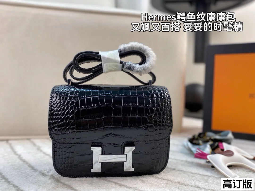 p190 全套包装🎁(高订版) 爱马仕Hermes Constance19黑银亮面鳄鱼纹黑银配色,真的是太经典啦!黑色的沉稳与银色的闪耀完美结合✨这种配色超级百搭 谁能不心动呢!尺寸:19*15(牛皮)