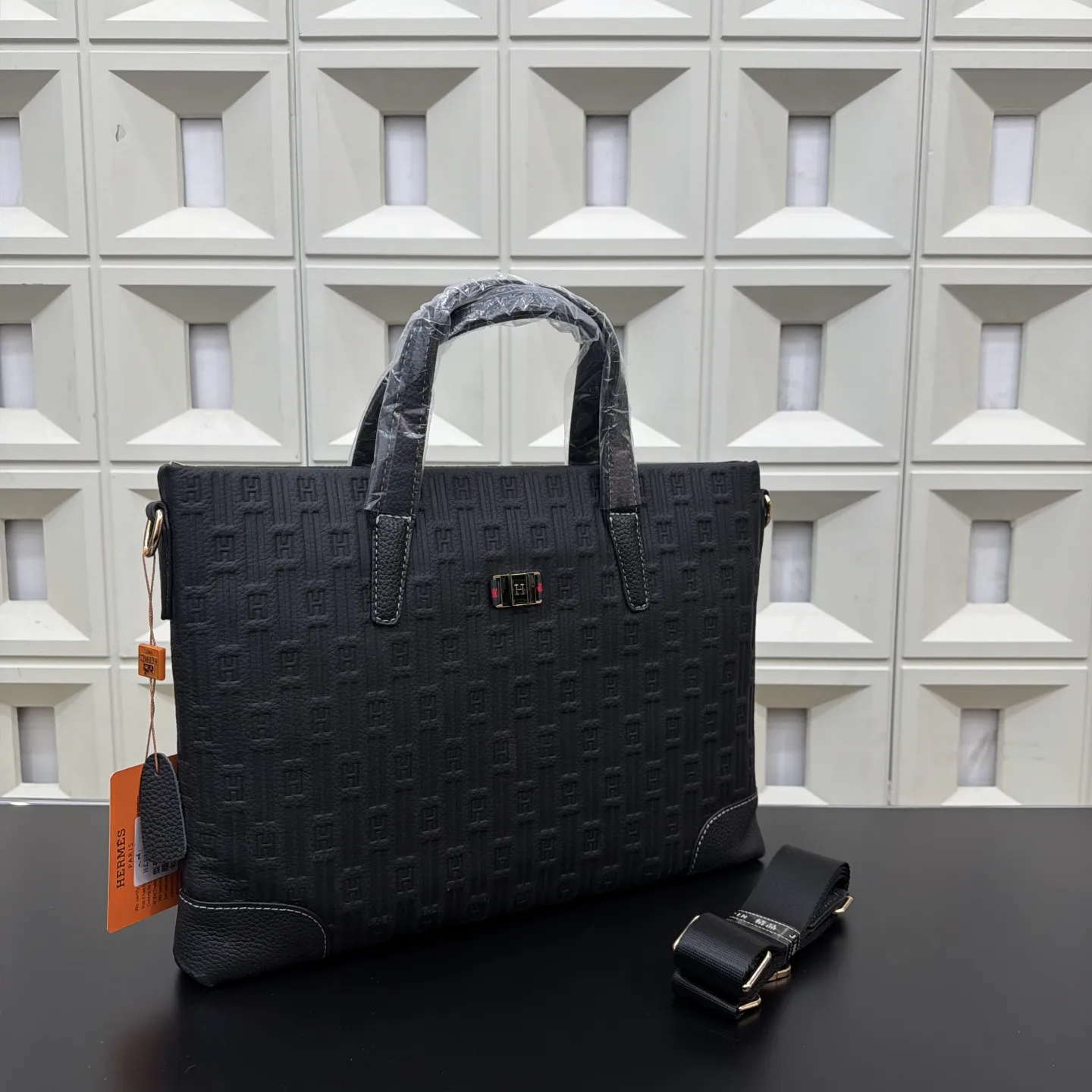 P155 Hermès 爱马仕 男士牛皮公文包 🚹电脑包 斜挎手提包 经典百搭 实物拍摄 原厂原版面料 高端品质 配送防尘袋 38 x 28 cm。