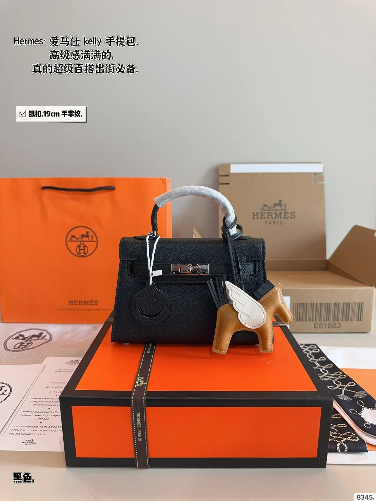 p175配礼盒🎁. 爱马仕 凯莉 kelly 二代 真的太香了 属于日常休闲跟 女人味都可以驾驭的那种 自己搭配了肩带 平时带 娃也可以解放双手 跟朋友下午茶手提更有feel哦 除了随身携带的化妆品 还有再放一个手机尺寸：19*6*12cm