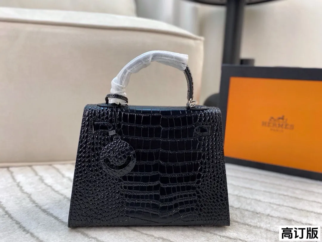 p260/p240/p180 全套包装🎁（高订版） 爱马仕Hermes Kelly 黑银亮面鳄鱼皮 妥妥的御姐范儿 上身真的是又酷又飒 我想没有御姐能拒绝这样一只kelly吧！ 尺寸：28*22/25*17/19*13(纯皮)