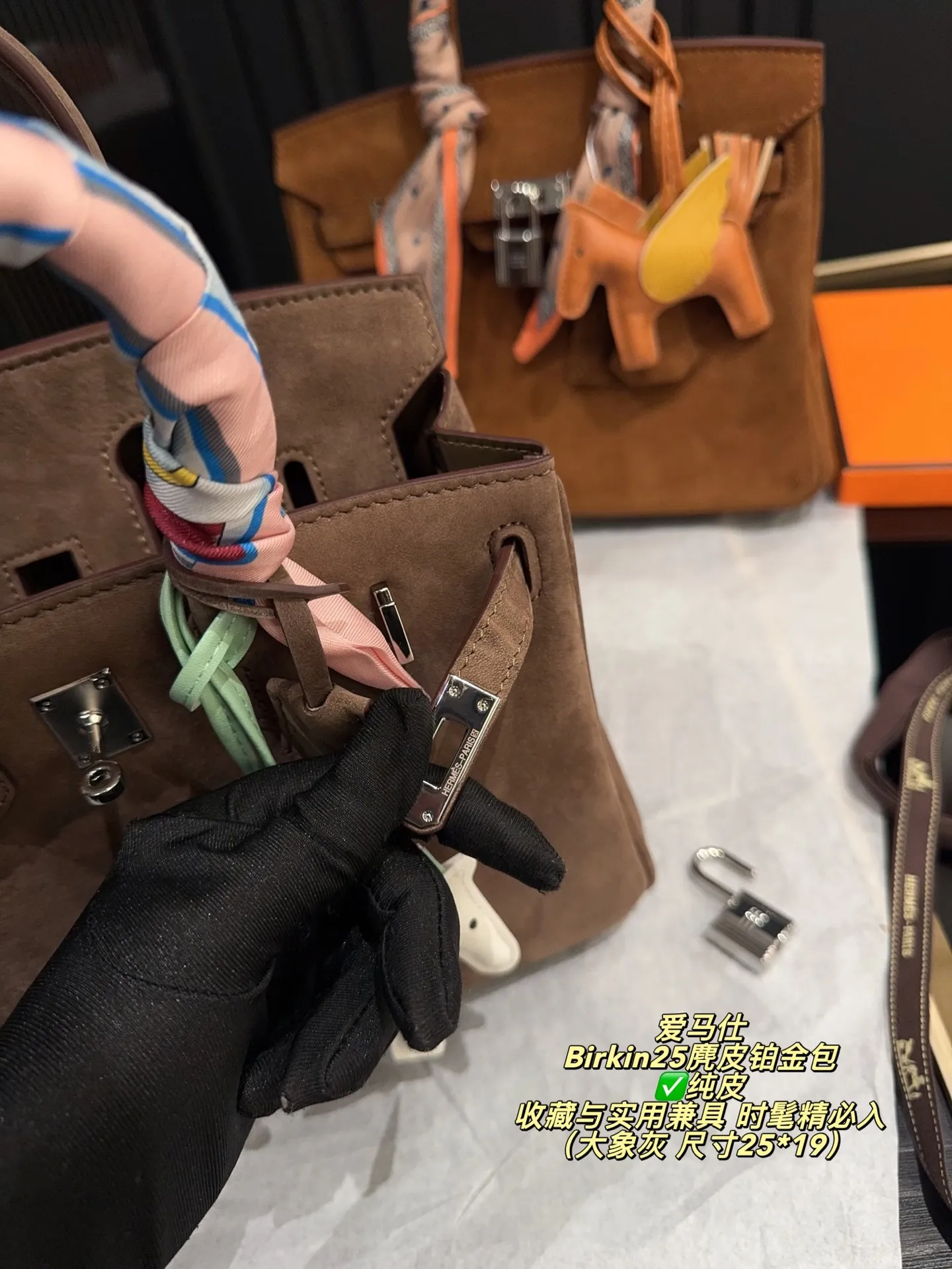 ✅纯皮P335配盒⚠️尺寸25*19 爱马仕 Birkin25麂皮铂金包 触感柔软细腻,秋冬季节超适合!银色金属扣件+小飞马挂件,精致又有辨识度。25cm尺寸,日常通勤、出行都能轻松装下随身物品。麂皮材质轻盈,搭配丝巾更显高级感,是爱马仕经典系列,收藏与实用兼具,时髦精必入!