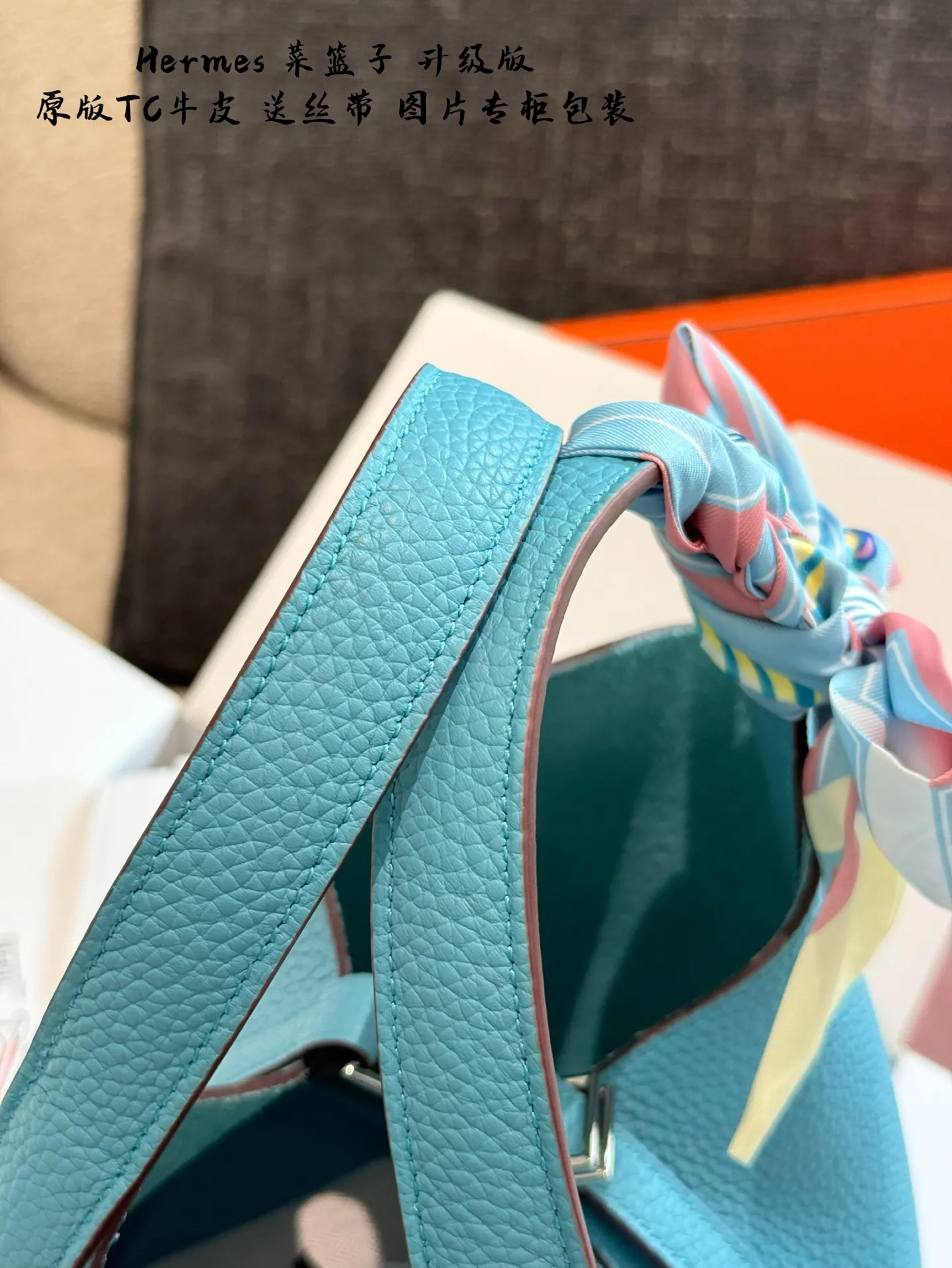 p250顶级原单TC皮 升级版 爱马仕菜篮子常用的尺寸是18, 全新的出售价格在2-3万,妥妥的入手不亏 全套包装 边油涂层 很薄,有明显的颗粒感 锁头 logo刻字字体放大看有方正感,字体边角打磨清晰干净,底槽呈磨砂状 锁芯与 锁孔的边缘吻合,间距均匀适中 18cm 图片全套包装